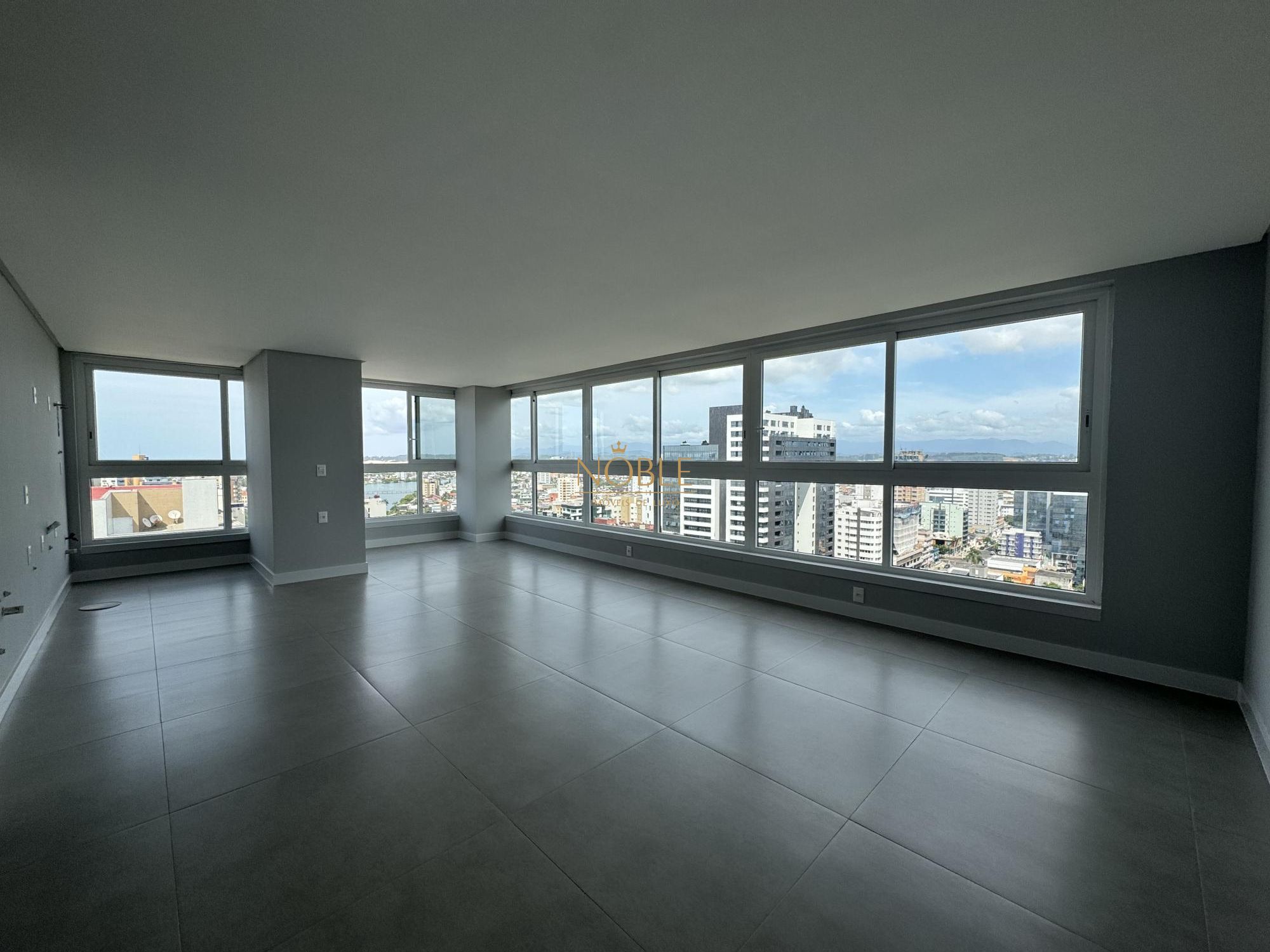 Apartamento com 102m², 3 dormitórios, 1 suíte, 2 vagas no Maui Residencial em Torres para Comprar