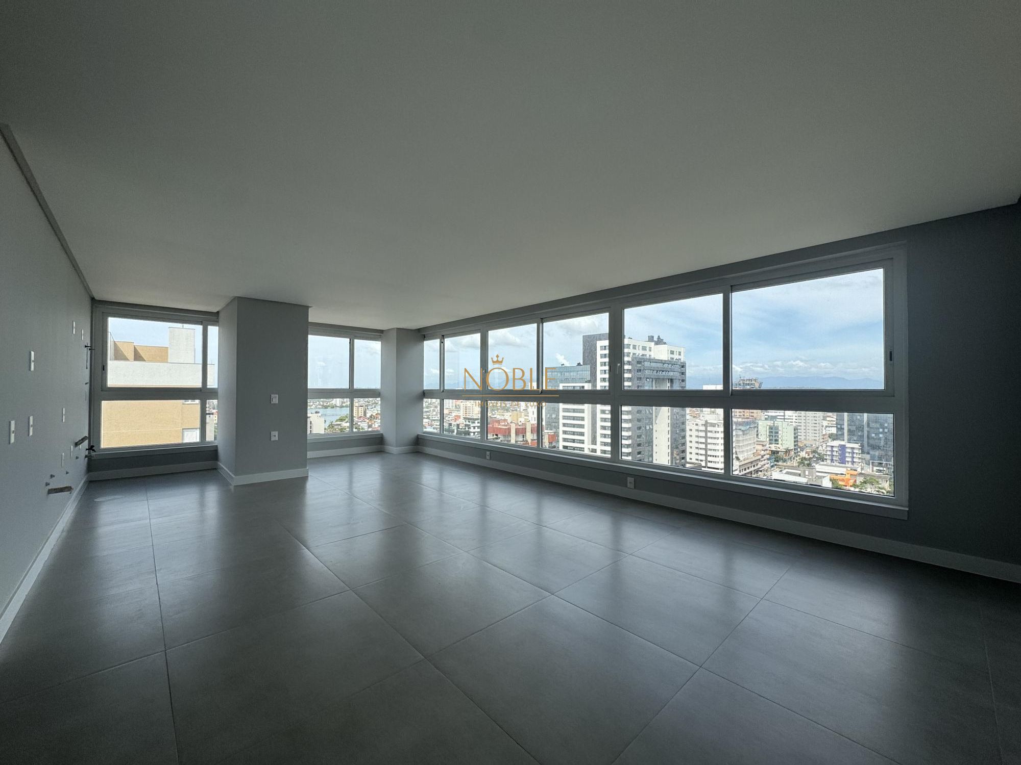 Apartamento com 102m², 3 dormitórios, 1 suíte, 2 vagas no Maui Residencial em Torres para Comprar