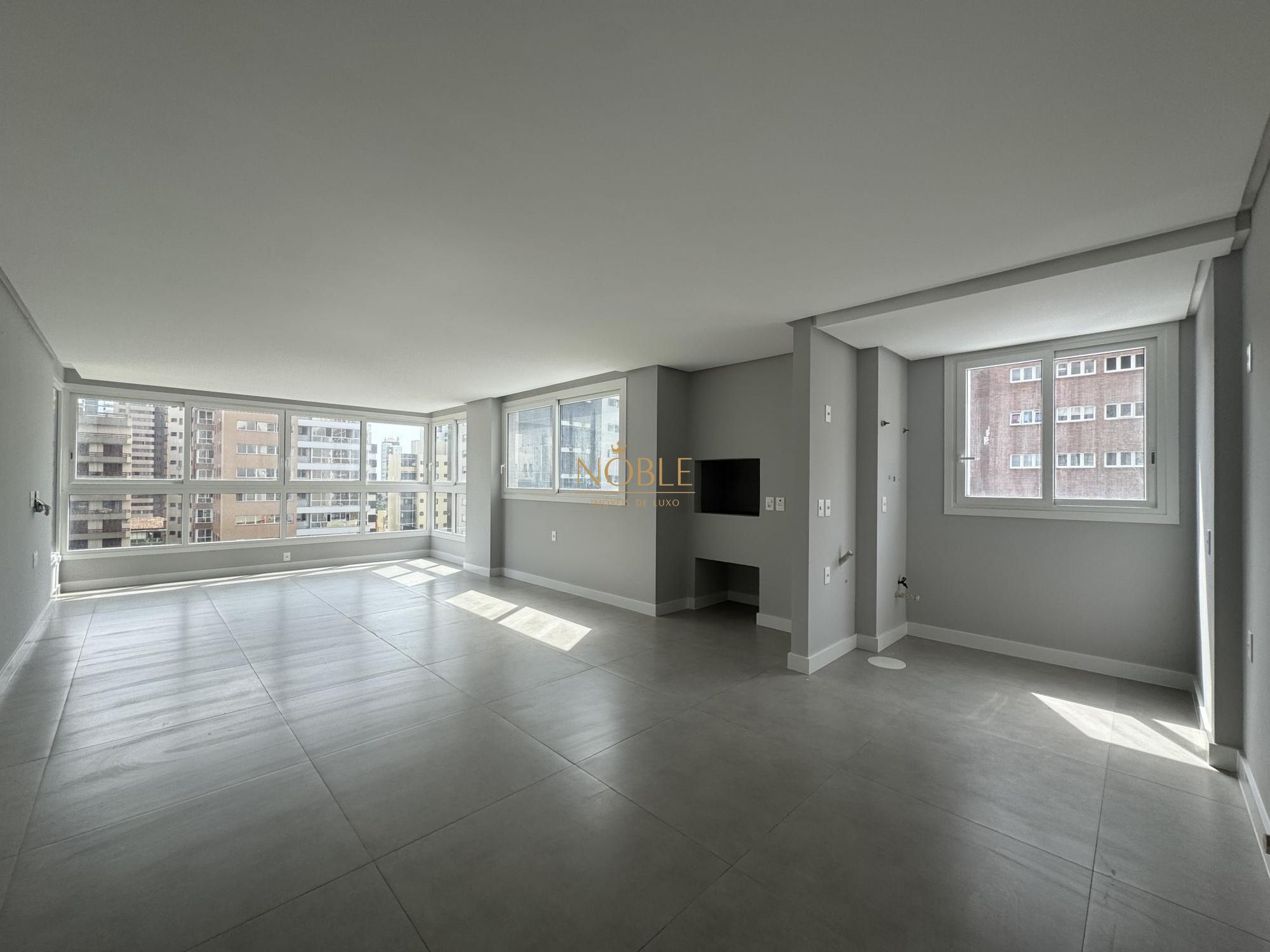 Apartamento com 90m², 2 dormitórios, 2 suítes, 2 vagas no Maui Residencial em Torres para Comprar