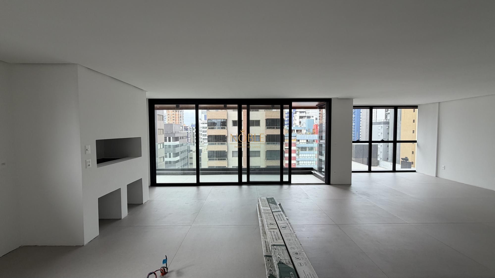 Apartamento com 165m², 3 dormitórios, 3 suítes, 2 vagas no Vanguard em Torres para Comprar