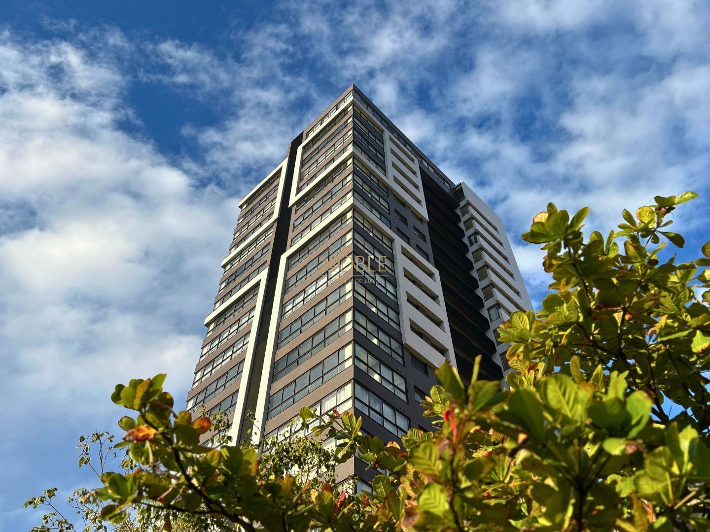 Apartamento com 77m², 2 dormitórios, 1 suíte, 2 vagas no Maui Residencial em Torres para Comprar