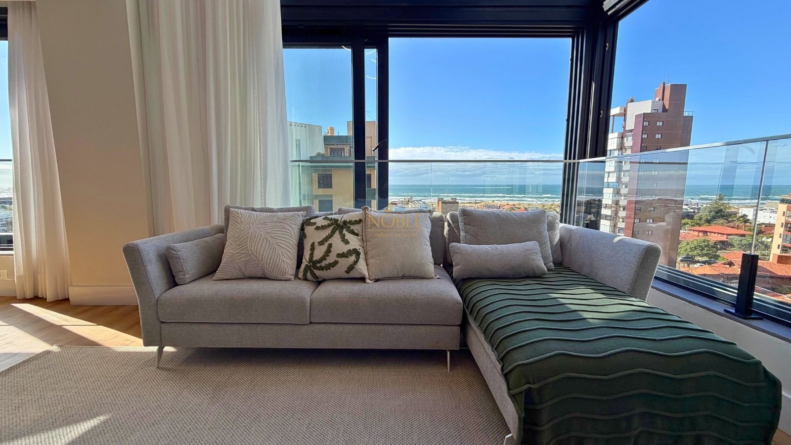 Apartamento à Venda com 3 quartos, 4 banheiros, 2 vagas e 142m² por R$ 3.500.000 — foto 3