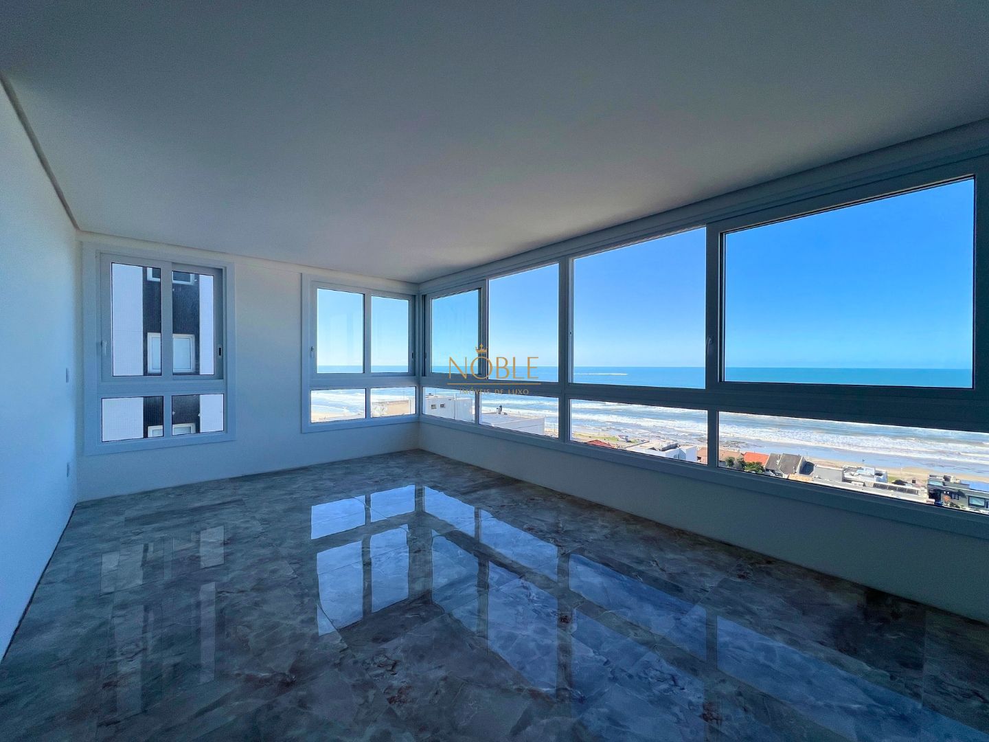 Apartamento com 119m², 3 dormitórios, 3 suítes, 2 vagas no La Vistara em Torres para Comprar