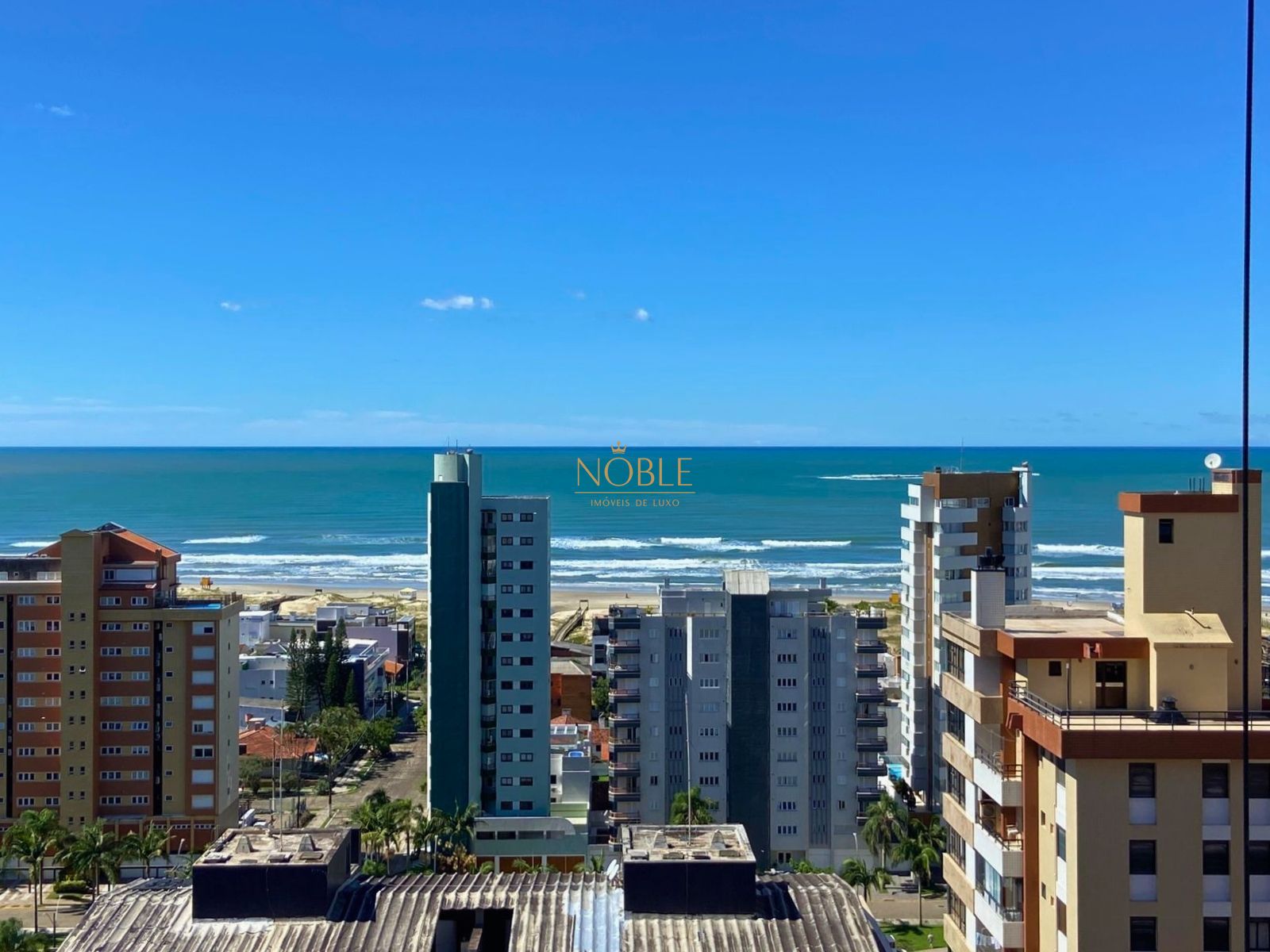 Apartamento com 200m², 3 dormitórios, 3 suítes, 3 vagas no Vanguard em Torres para Comprar