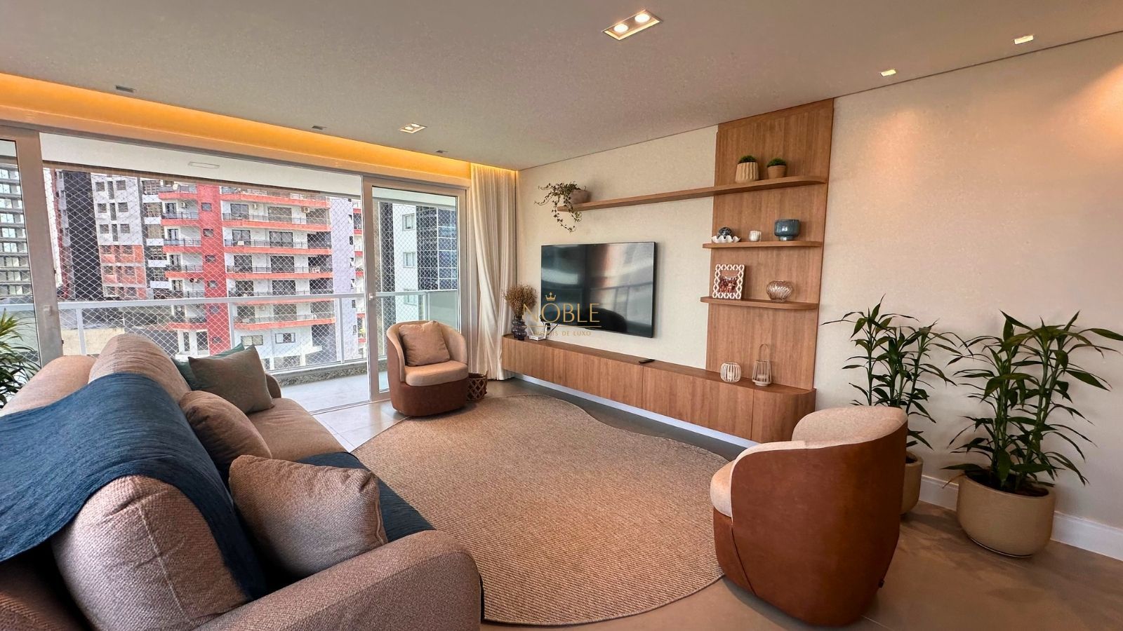 Apartamento à Venda com 3 quartos, 4 banheiros, 2 vagas e 139m² por R$ 1.980.000 — foto 2