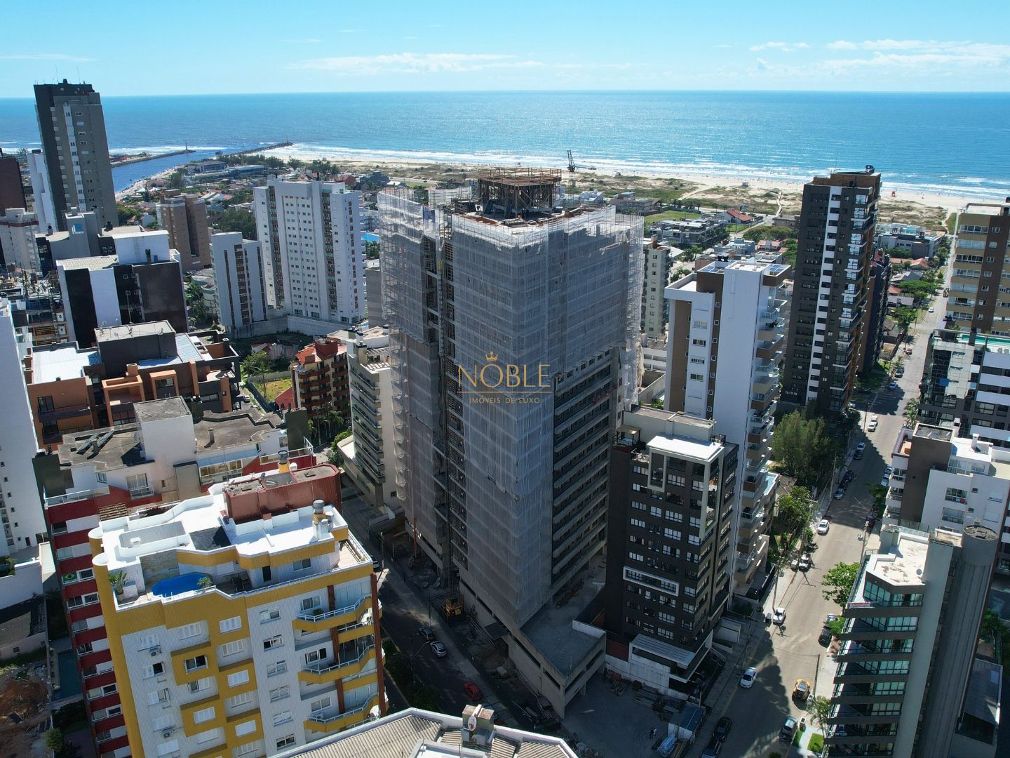 Apartamento com 80m², 2 dormitórios, 1 suíte, 2 vagas no Mirage em Torres para Comprar