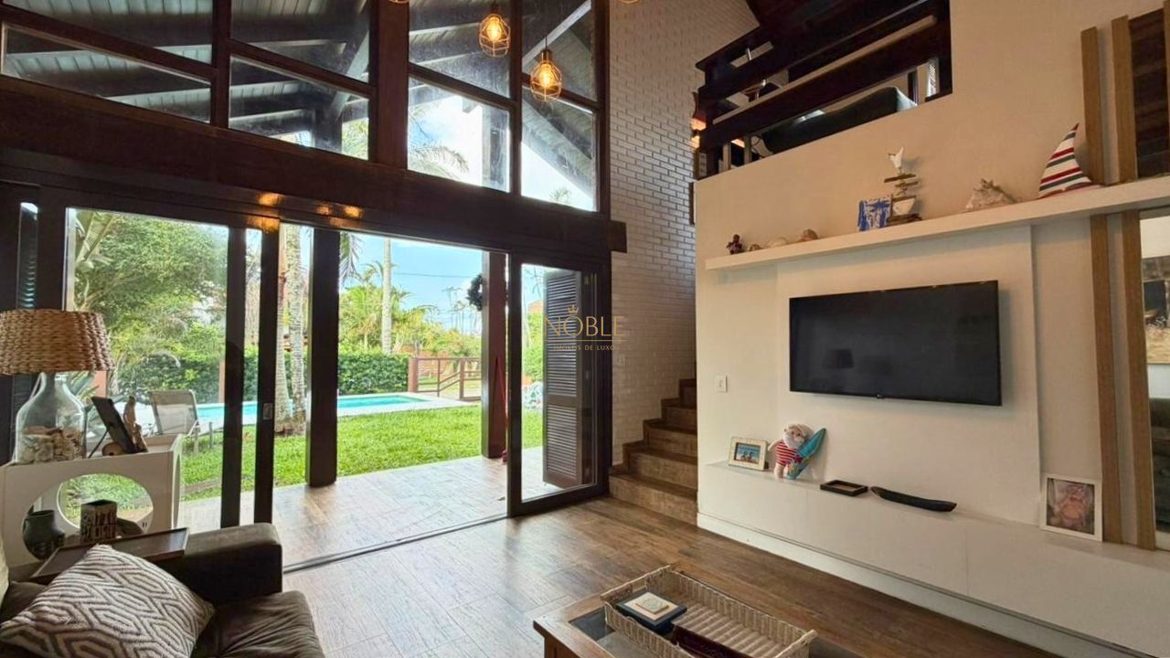 Casa com 200m², 3 dormitórios, 1 suíte, 2 vagas no bairro Praia Grande em Torres para Comprar