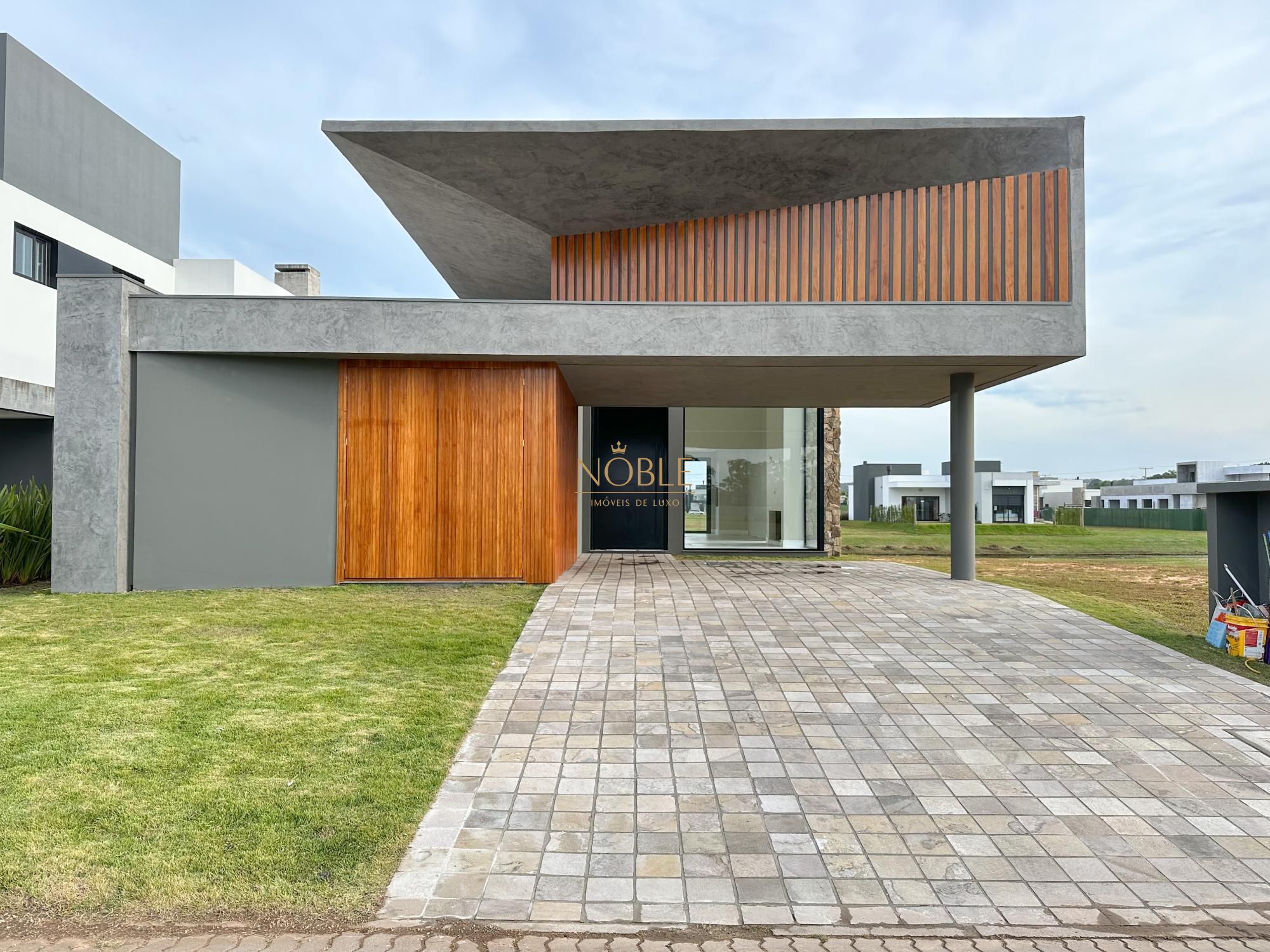 Casa de Condomínio com 228m², 3 dormitórios, 3 suítes, 2 vagas no Reserva das Águas em Torres para Comprar