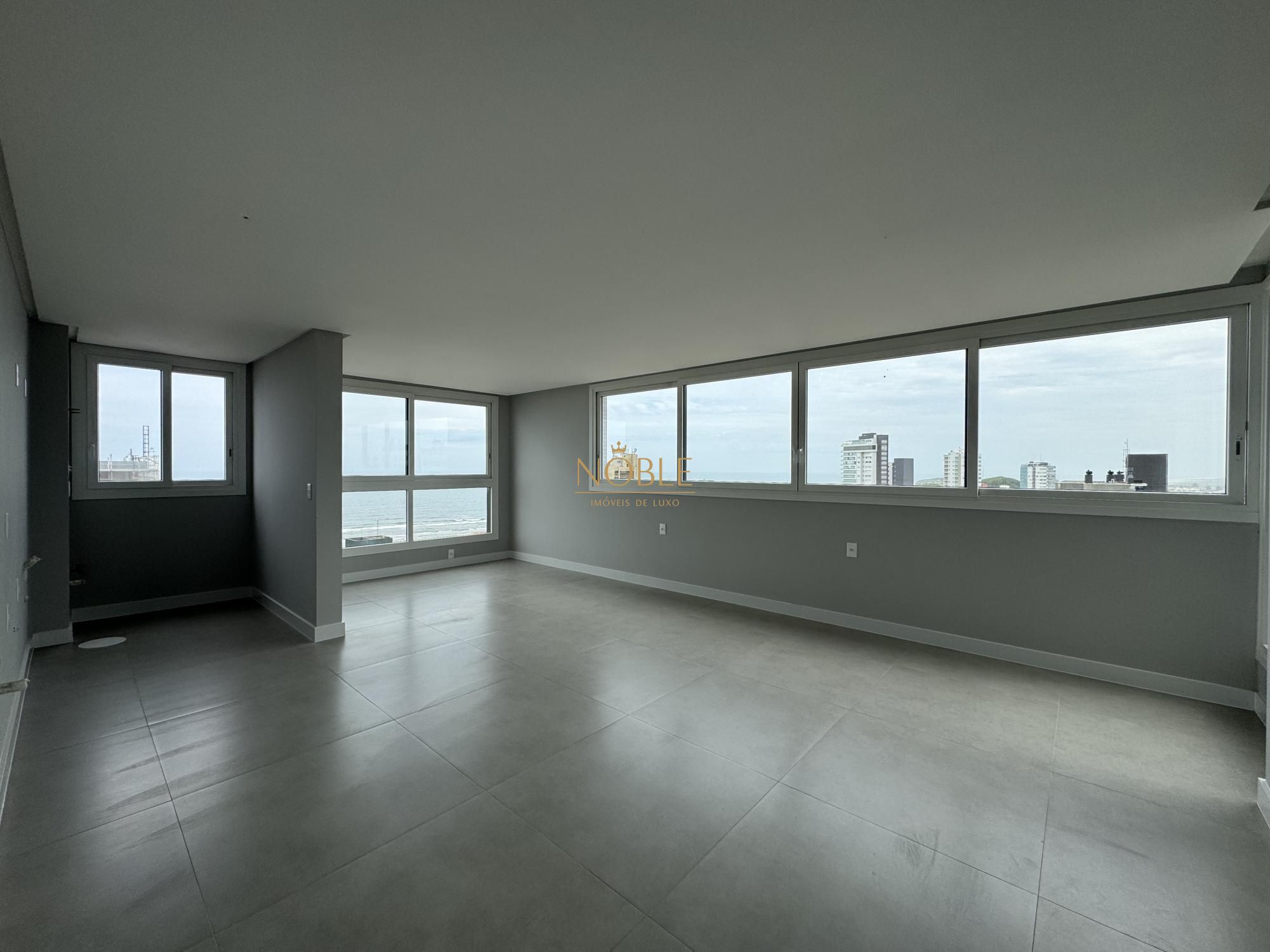 Apartamento com 77m², 2 dormitórios, 1 suíte, 2 vagas no Maui Residencial em Torres para Comprar