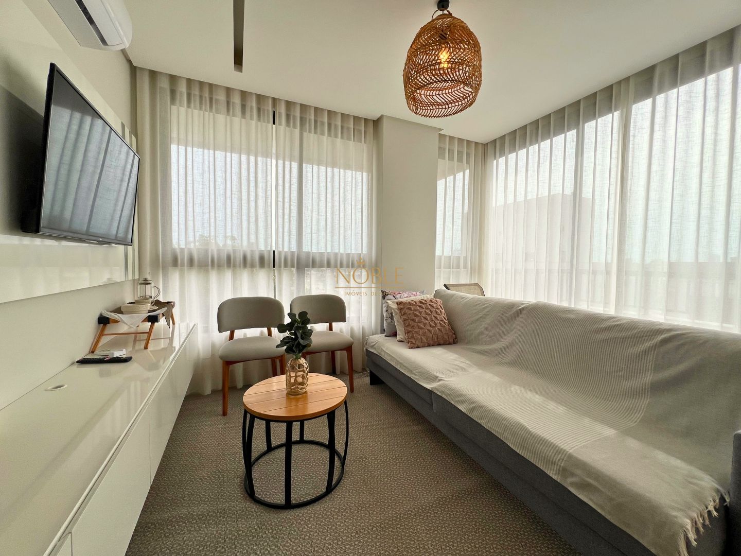 Apartamento com 64m², 2 dormitórios, 1 suíte, 1 vaga no Aston em Torres para Comprar