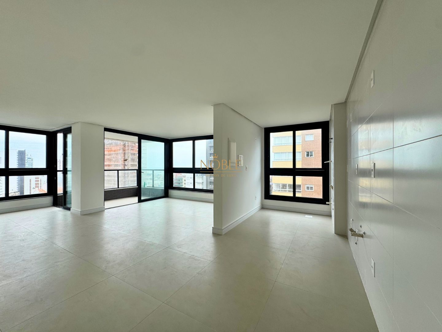 Apartamento com 117m², 3 dormitórios, 3 suítes, 2 vagas no Freedom em Torres para Comprar