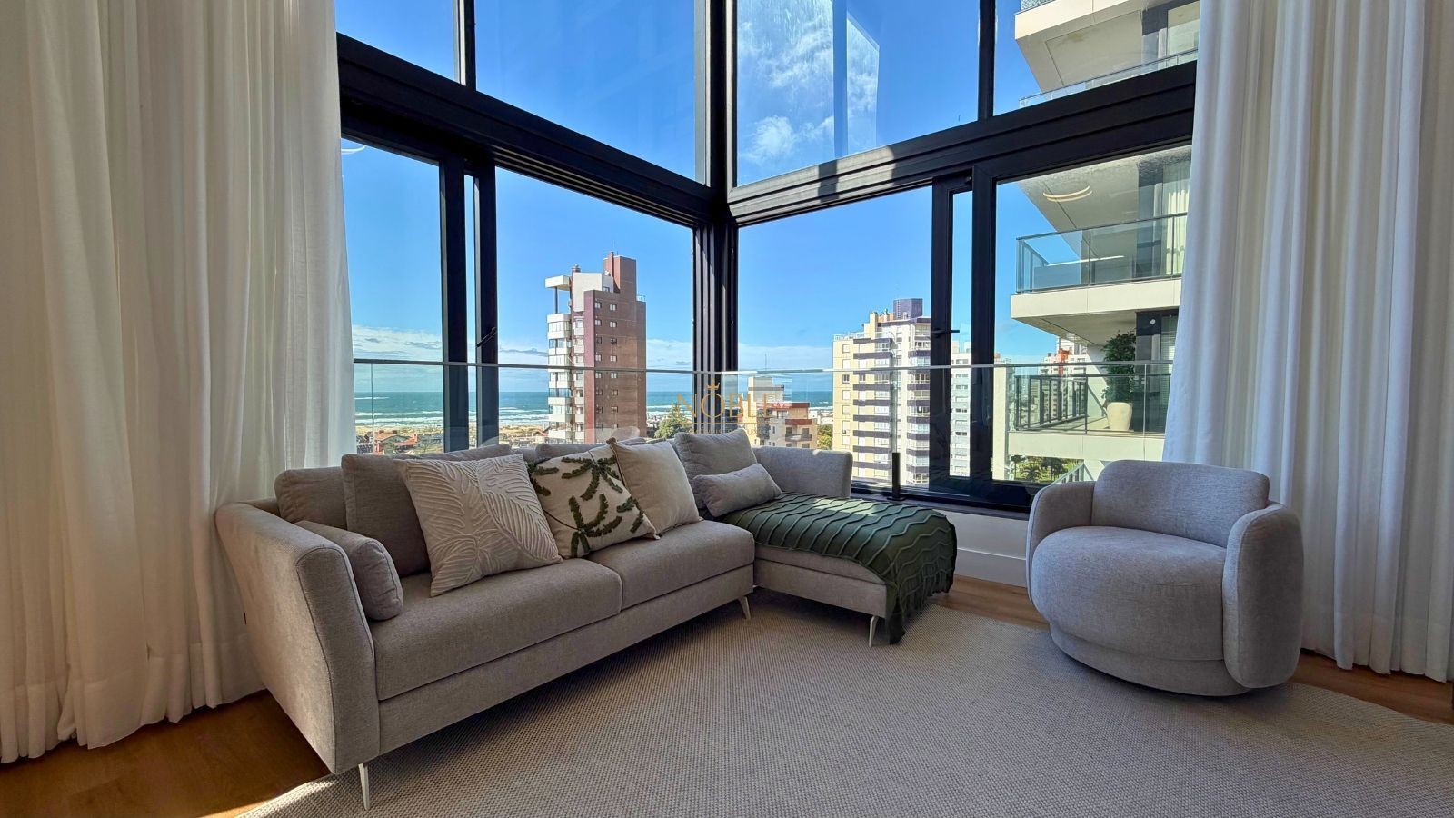 Apartamento à Venda com 3 quartos, 4 banheiros, 2 vagas e 142m² por R$ 3.500.000 — foto 2