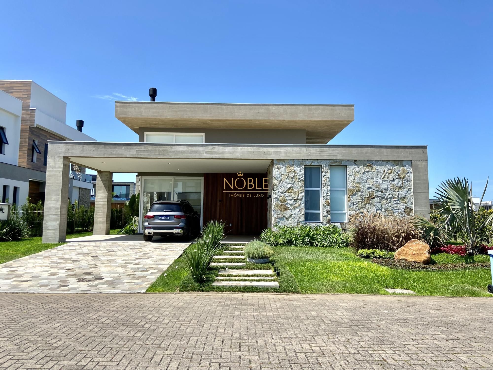 Casa de Condomínio com 290m², 4 dormitórios, 2 suítes, 2 vagas no Ocean Side em Torres para Comprar