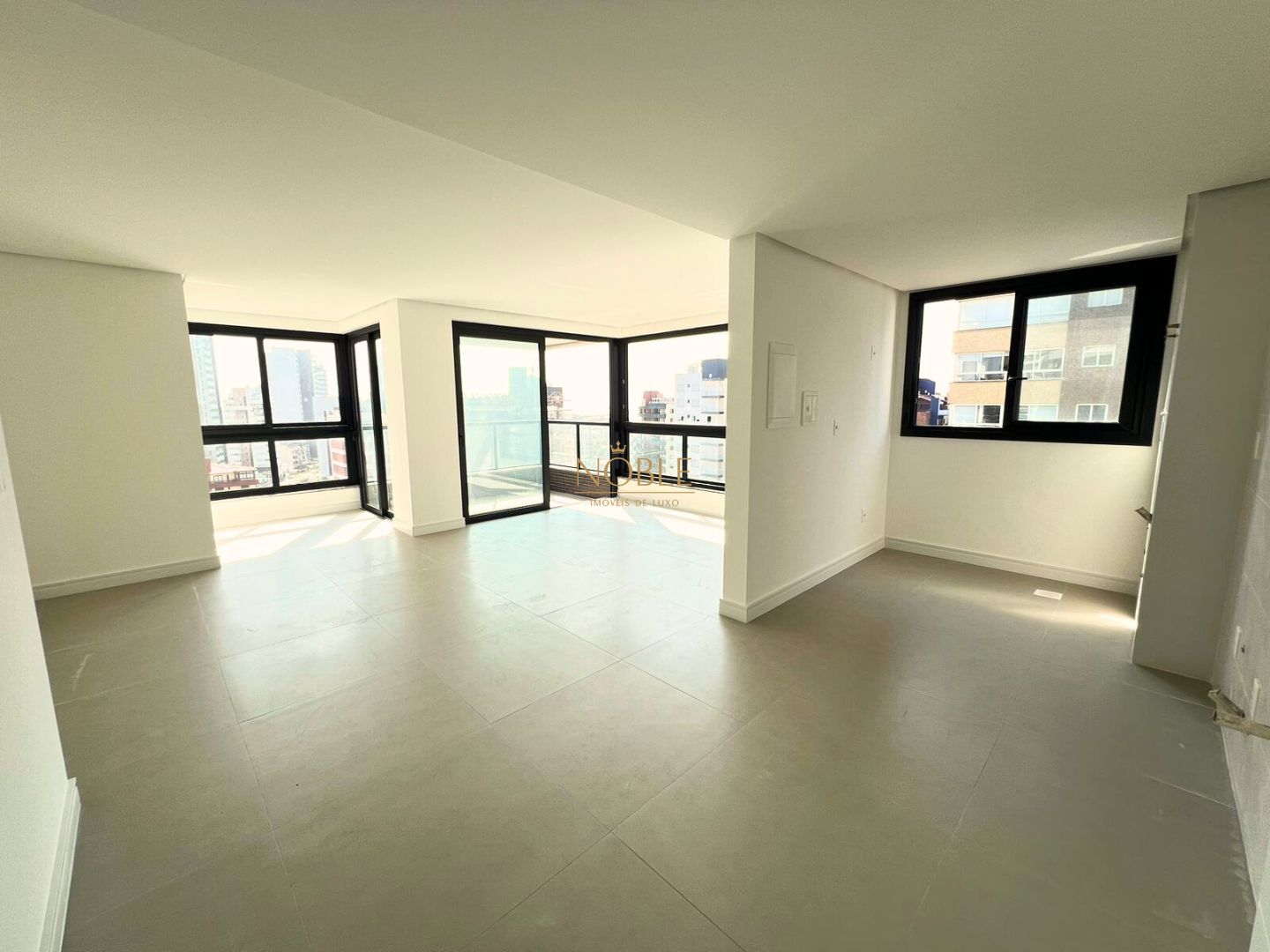 Apartamento com 117m², 3 dormitórios, 3 suítes, 2 vagas no Freedom em Torres para Comprar