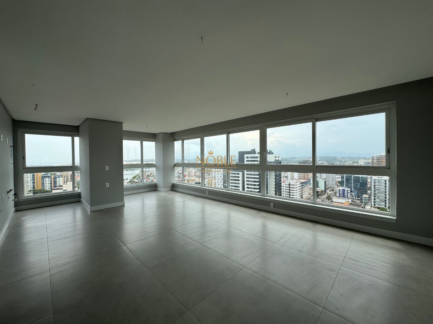 Apartamento com 102m², 3 dormitórios, 1 suíte, 2 vagas no Maui Residencial em Torres para Comprar