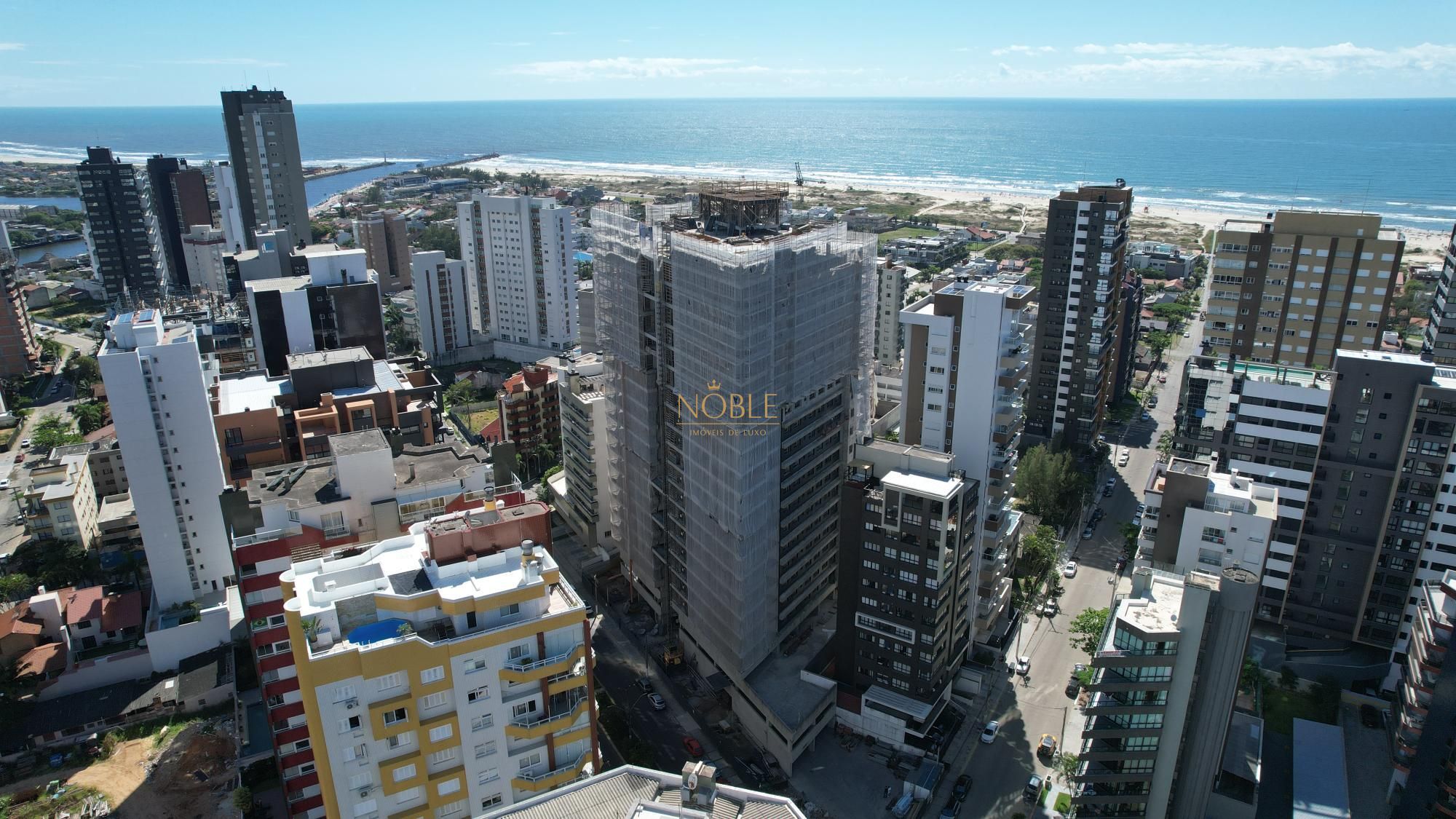 Apartamento com 80m², 2 dormitórios, 1 suíte, 1 vaga no Mirage em Torres para Comprar