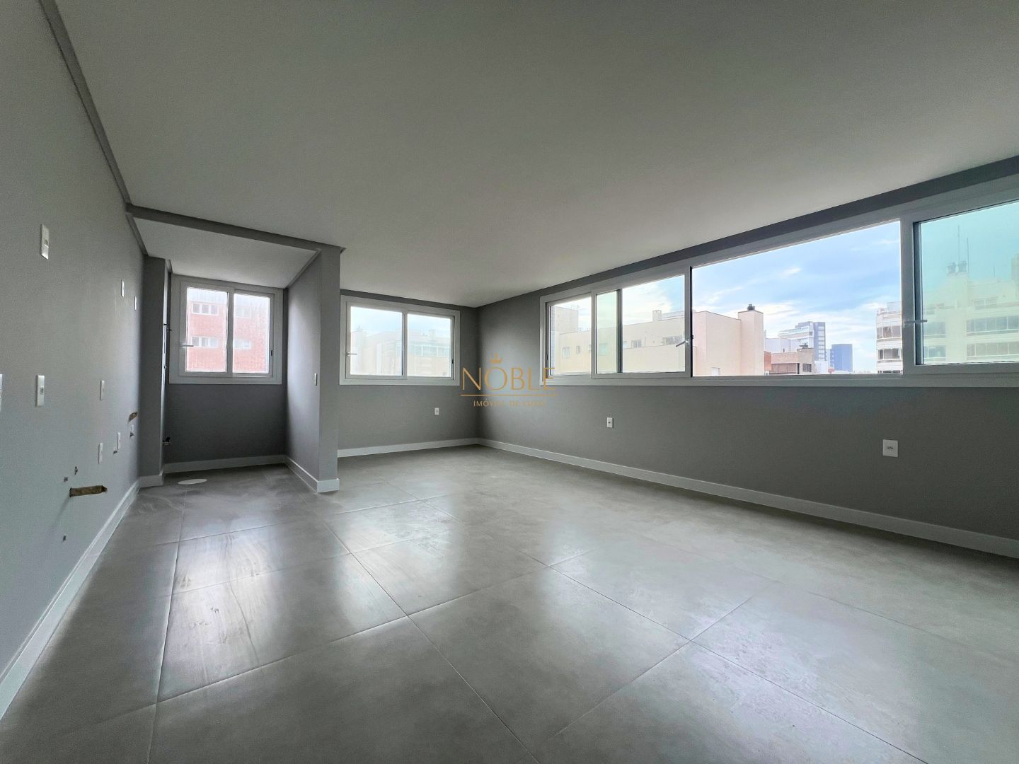 Apartamento com 77m², 2 dormitórios, 1 suíte, 2 vagas no Maui Residencial em Torres para Comprar