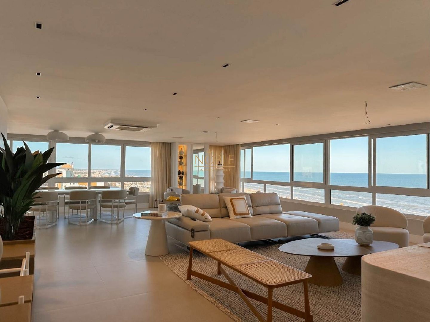 Apartamento com 240m², 4 dormitórios, 4 suítes, 3 vagas no Blue Diamond em Torres para Comprar