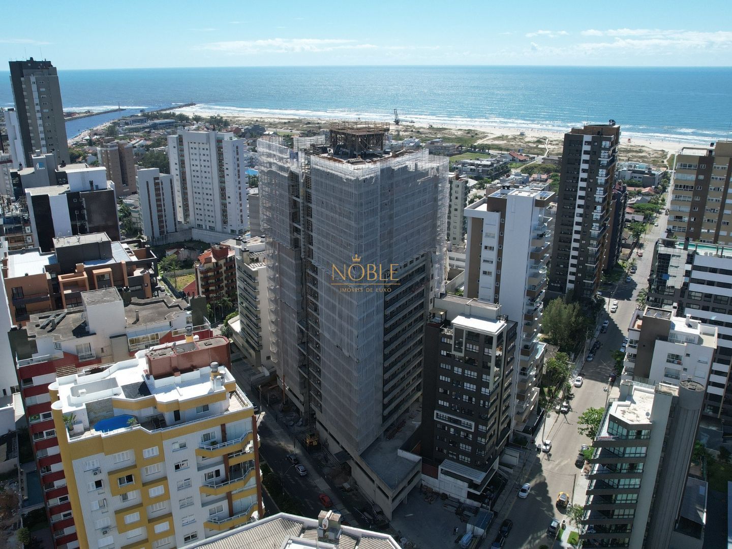 Apartamento com 108m², 3 dormitórios, 3 suítes, 2 vagas no Mirage em Torres para Comprar