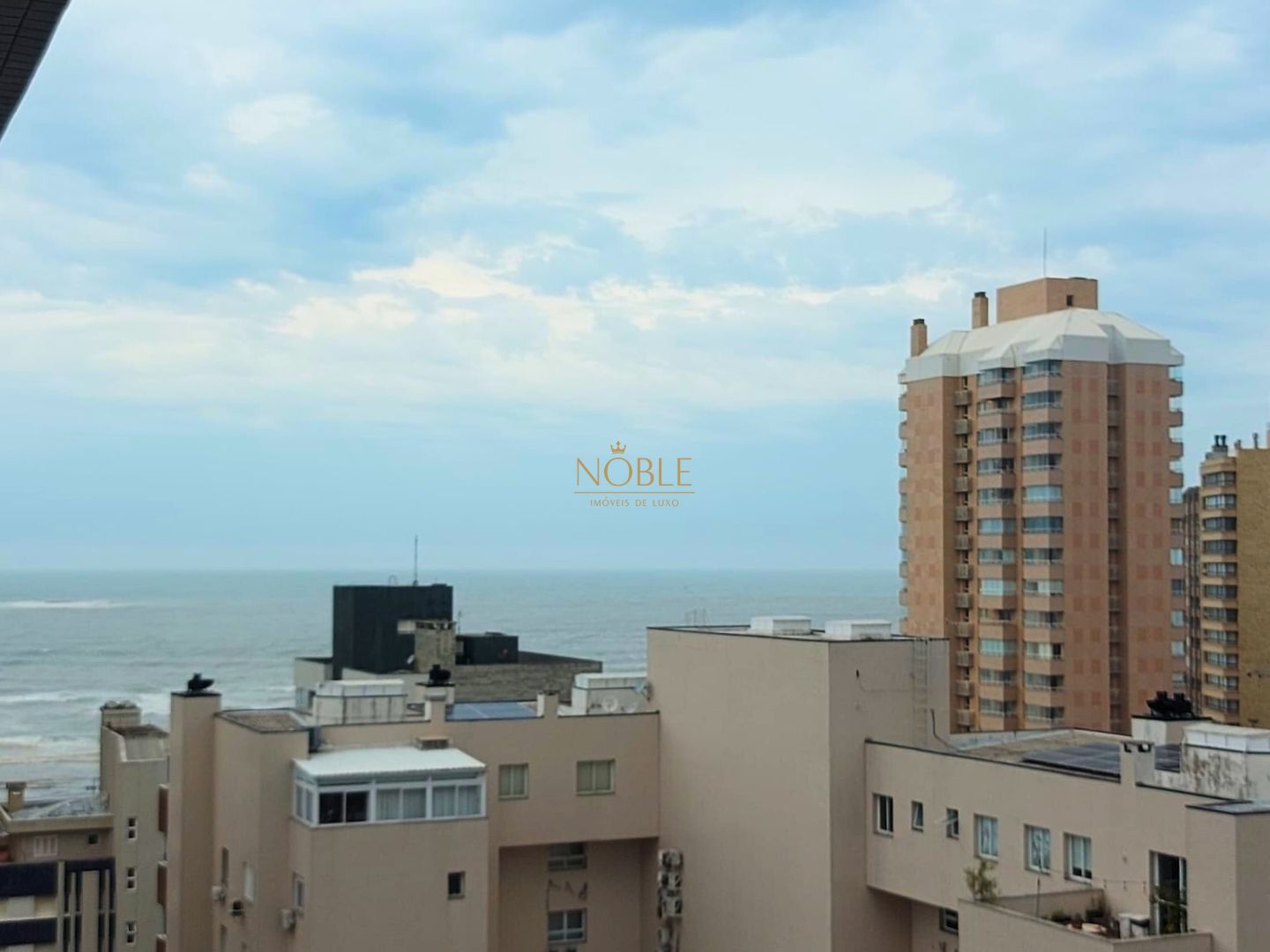 Apartamento com 102m², 3 dormitórios, 1 suíte, 2 vagas no Maui Residencial em Torres para Comprar