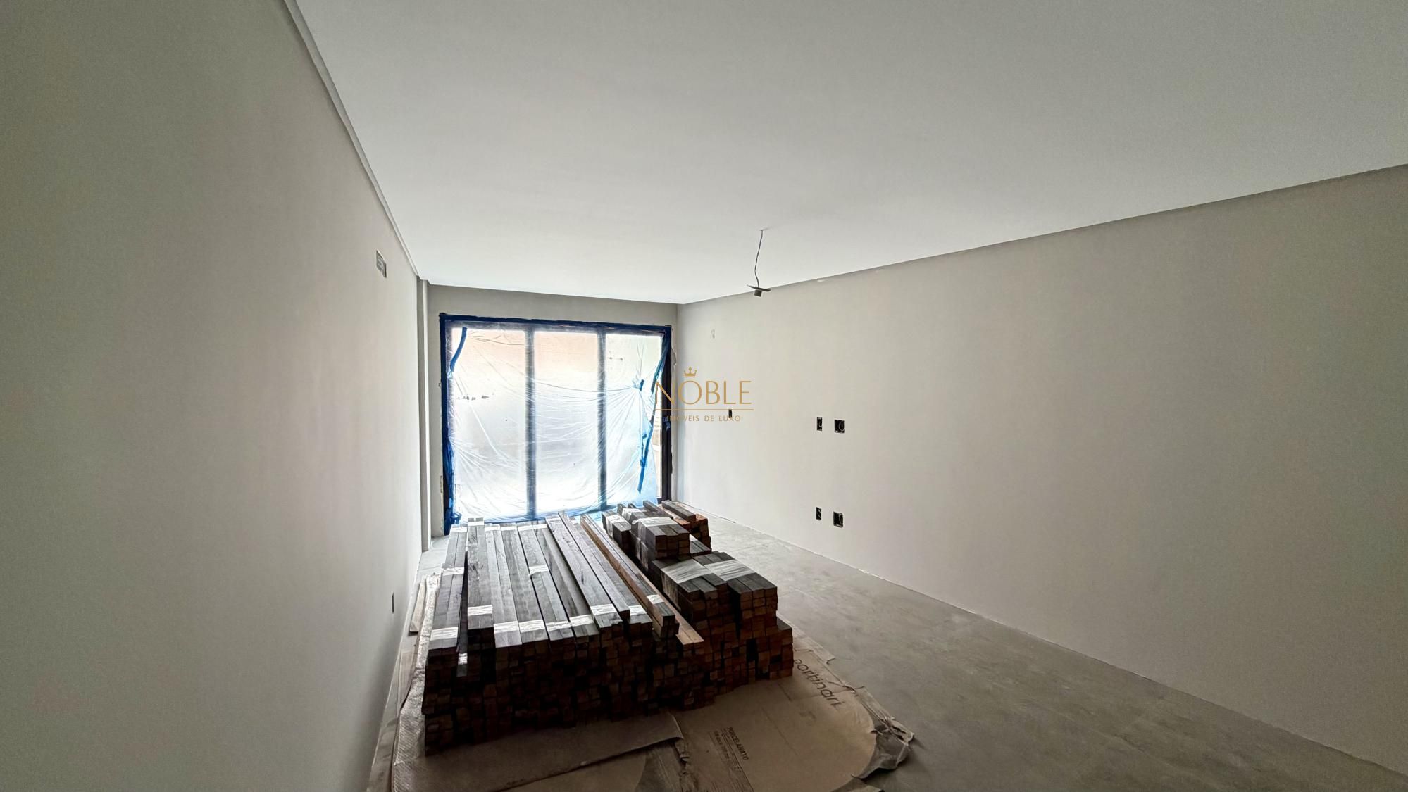 Apartamento à Venda com 3 quartos, 181m²