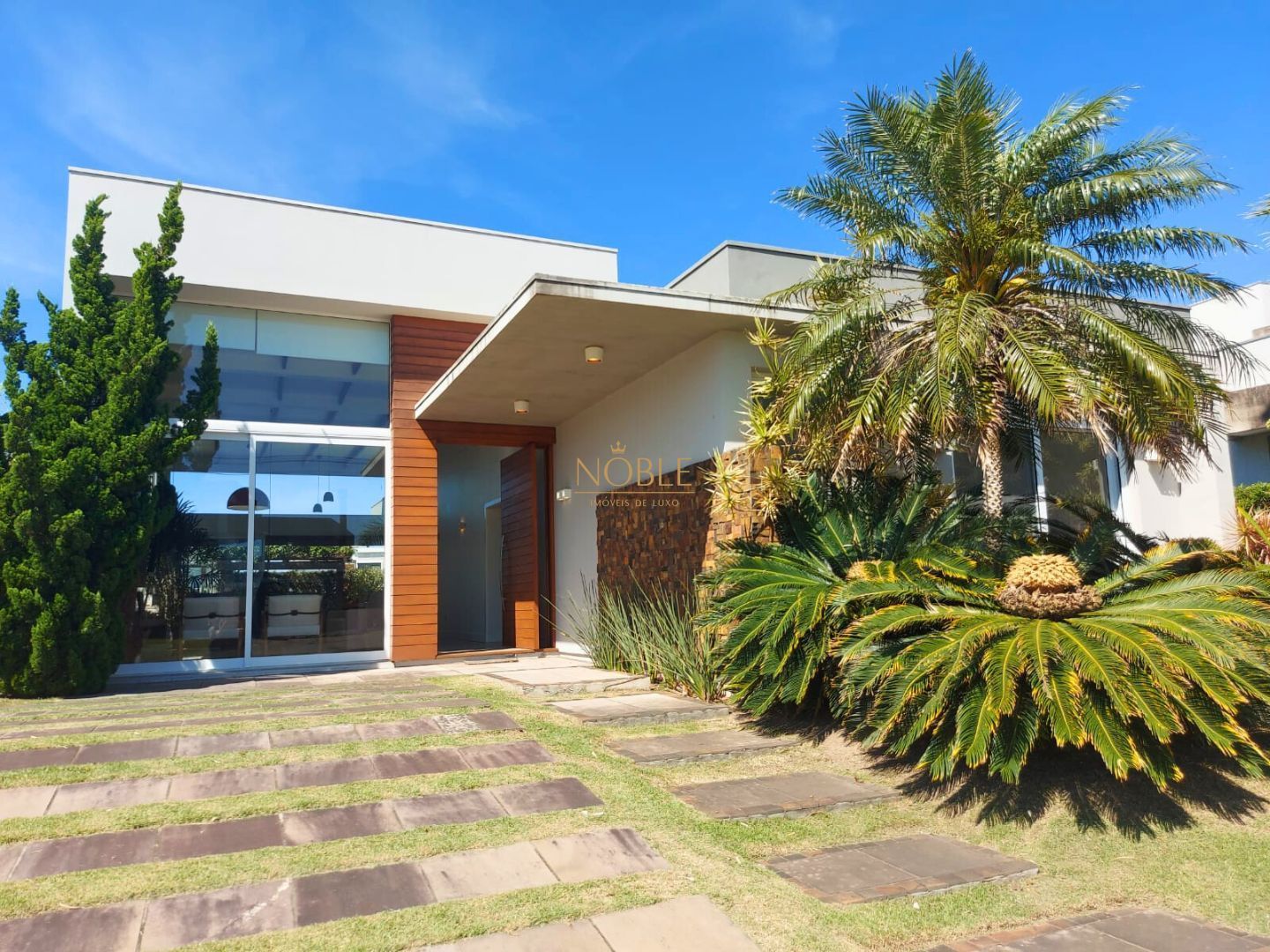 Casa com 210m², 3 dormitórios, 3 suítes, 2 vagas no Ocean Side em Torres para Comprar