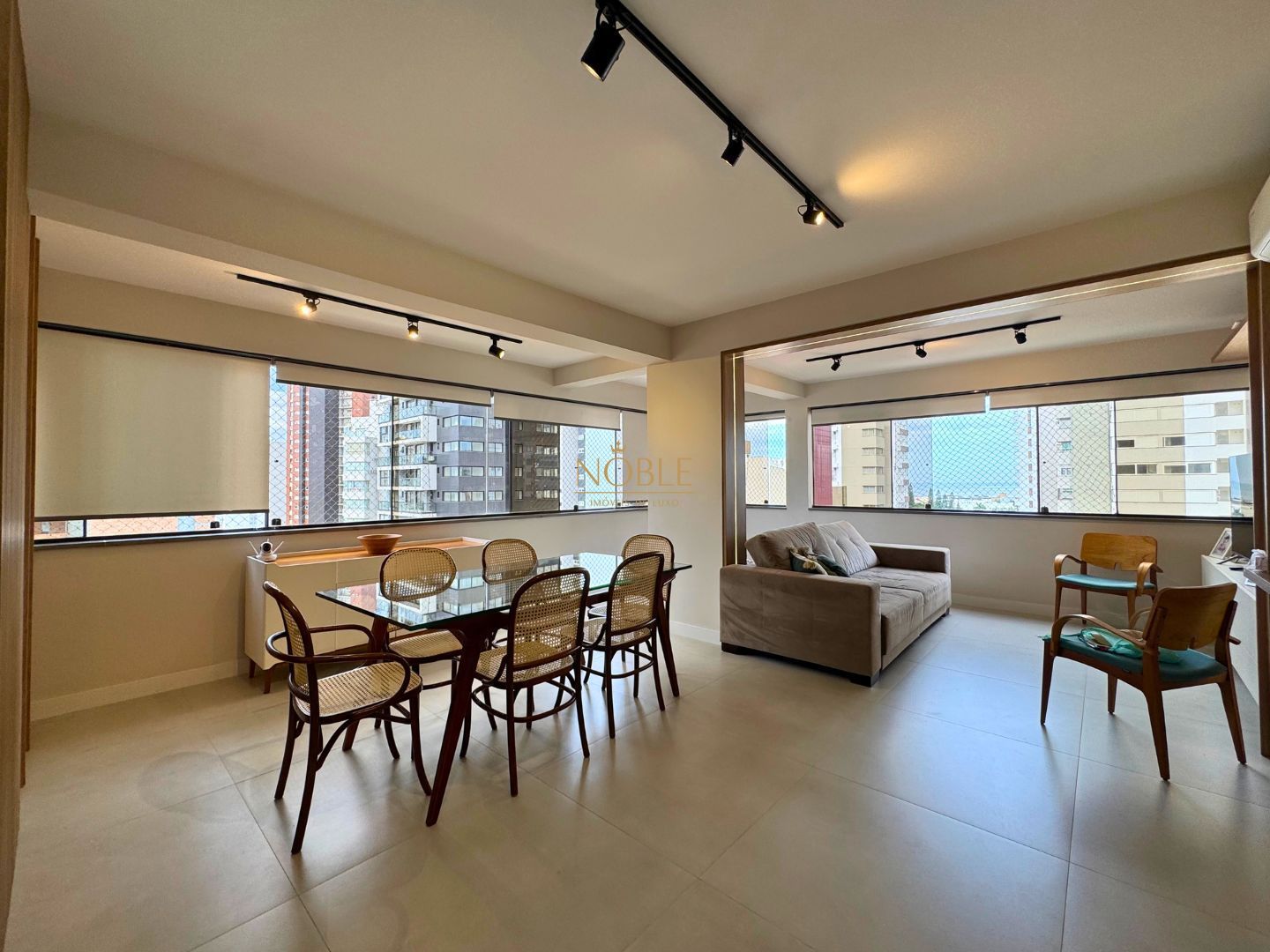 Apartamento com 161m², 4 dormitórios, 4 suítes, 2 vagas no Mare Blu em Torres para Comprar