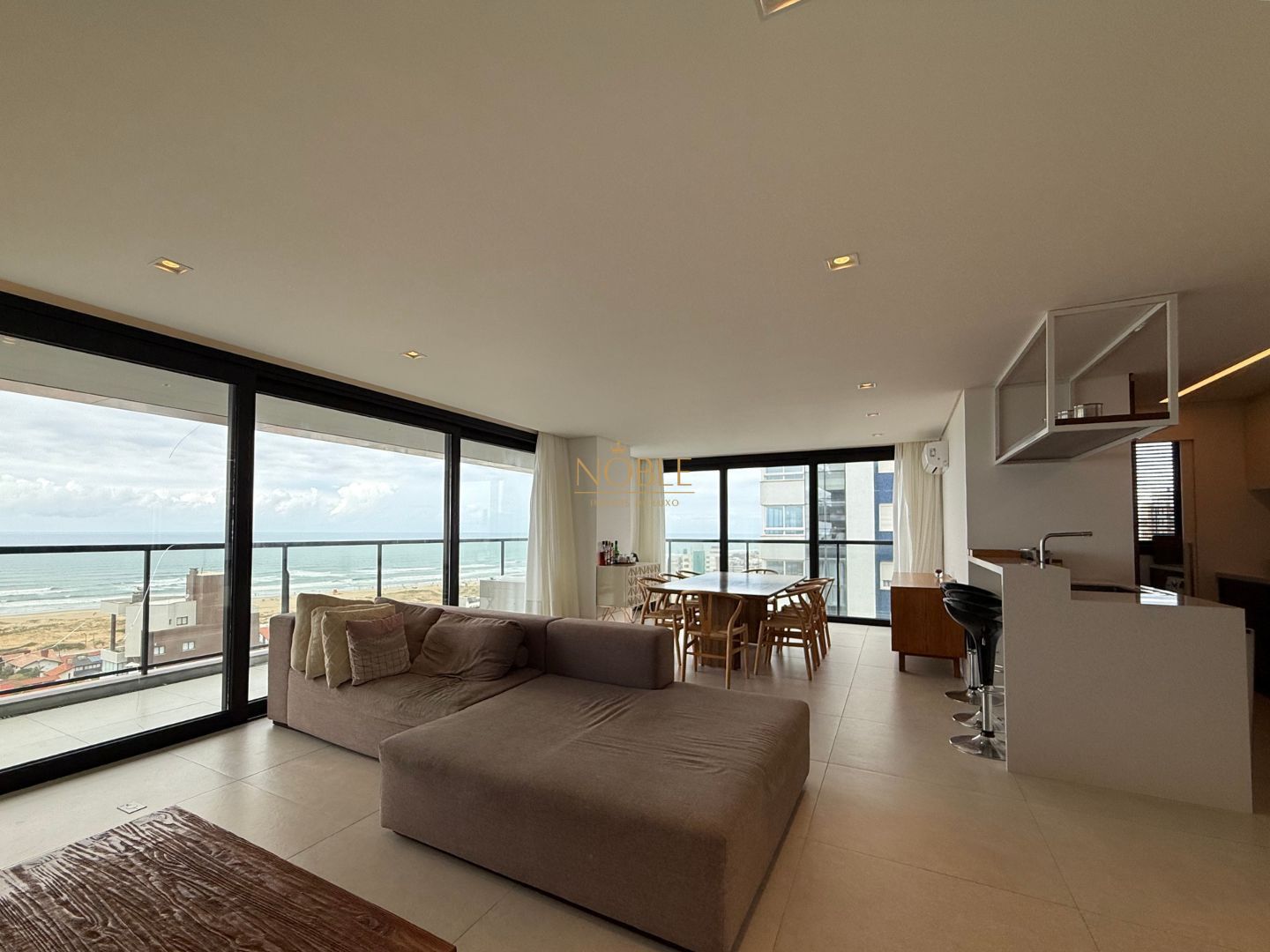 Apartamento com 220m², 4 dormitórios, 4 suítes, 3 vagas no Vitra em Torres para Comprar