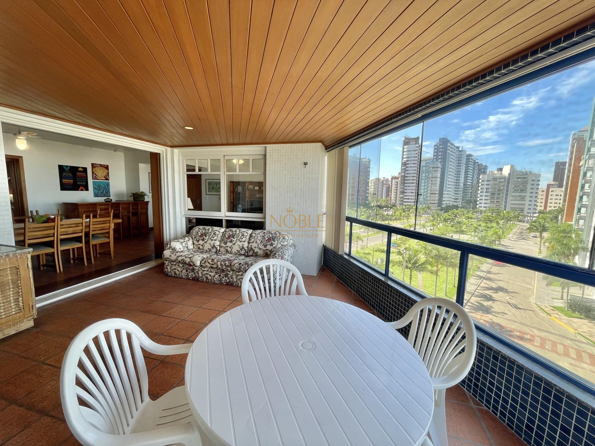 Apartamento com 186m², 3 dormitórios, 1 suíte, 2 vagas no Debret em Torres para Comprar