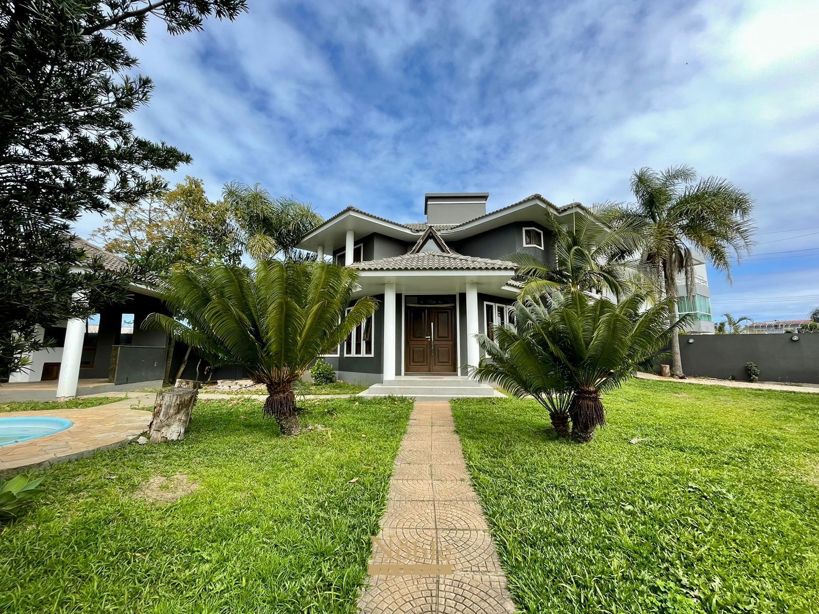 Casa com 180m², 4 dormitórios, 4 suítes, 2 vagas no bairro Praia da Cal em Torres para Comprar