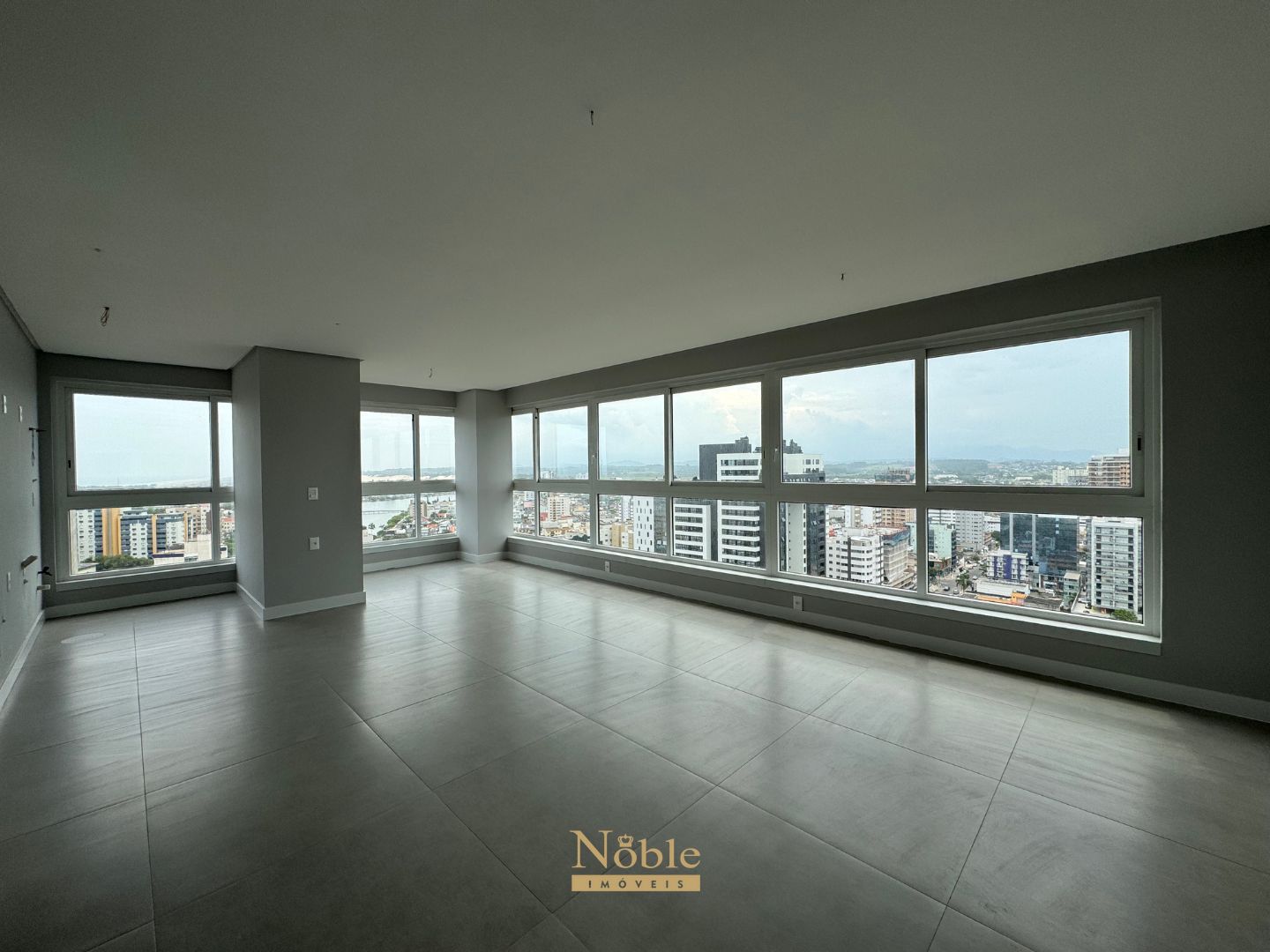 Apartamento com 102m², 3 dormitórios, 1 suíte, 2 vagas no Maui Residencial em Torres para Comprar