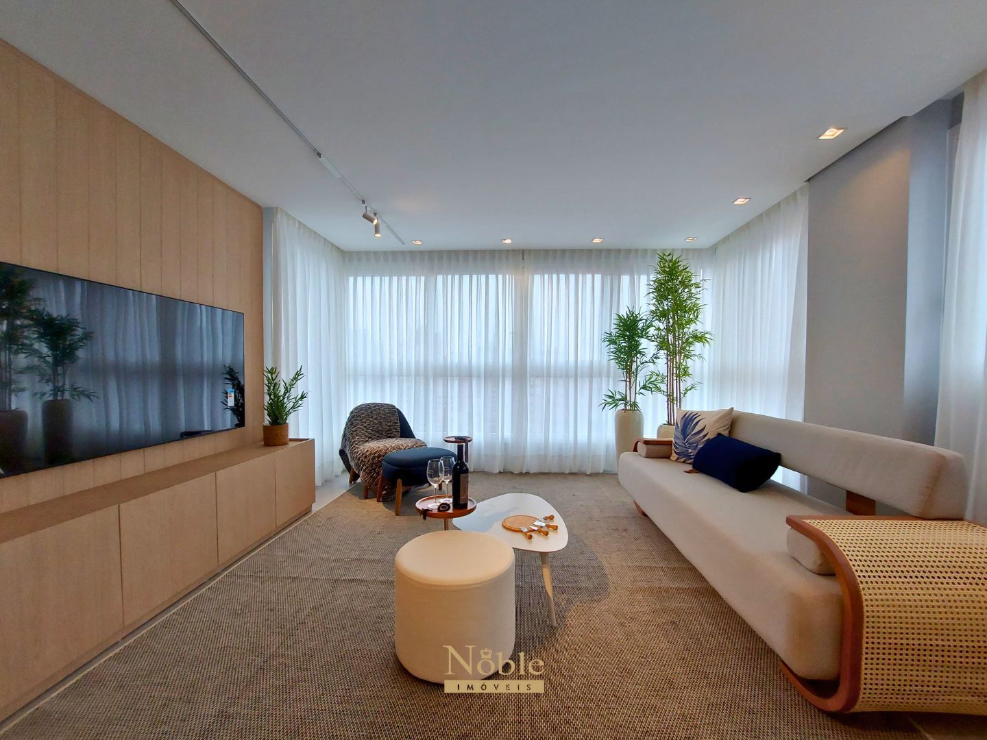 Apartamento com 90m², 2 dormitórios, 2 suítes, 2 vagas no Maui Residencial em Torres para Comprar