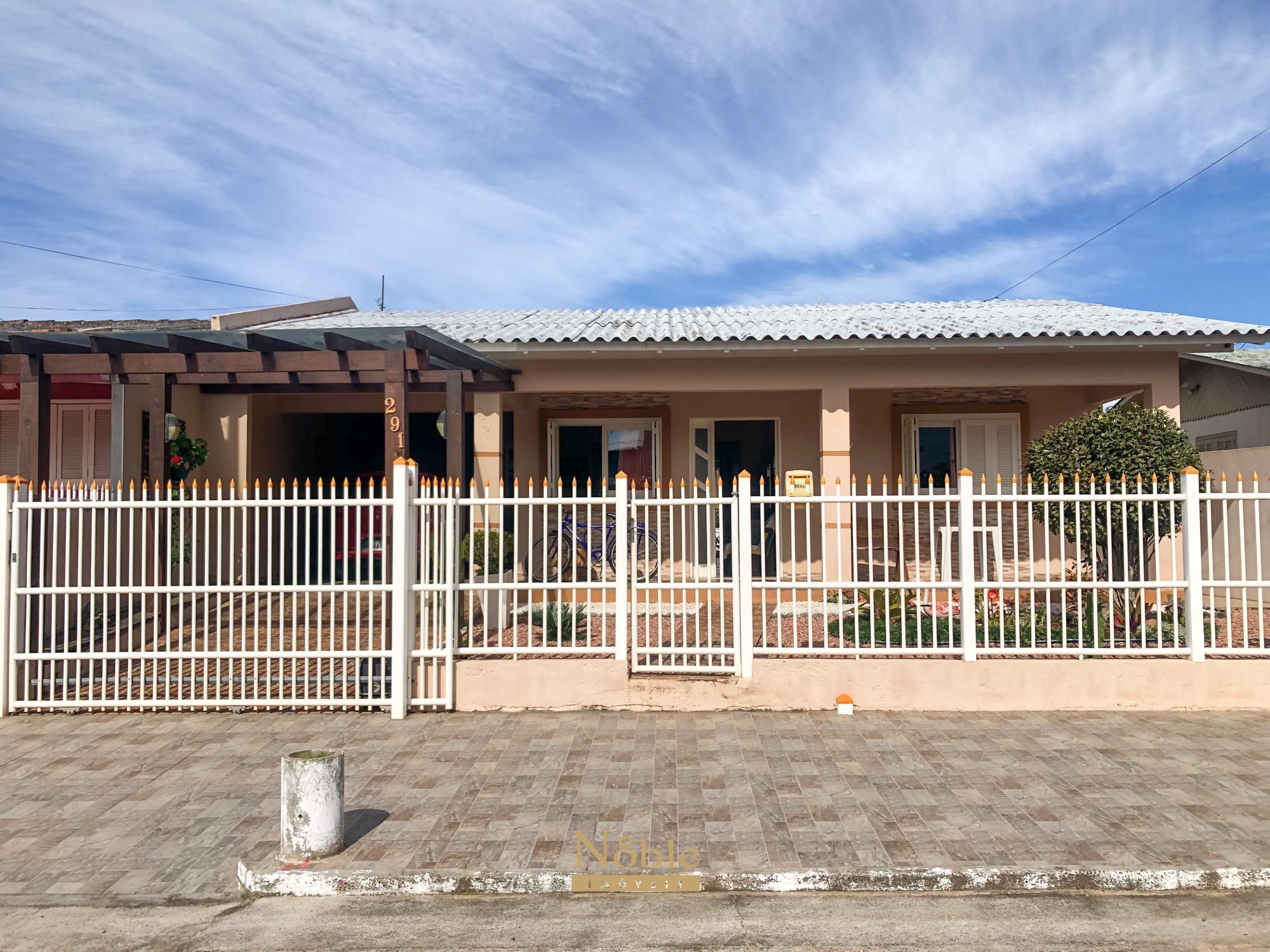 Casa com 180m², 5 dormitórios, 1 suíte, 2 vagas no bairro Praia da Cal em Torres para Comprar