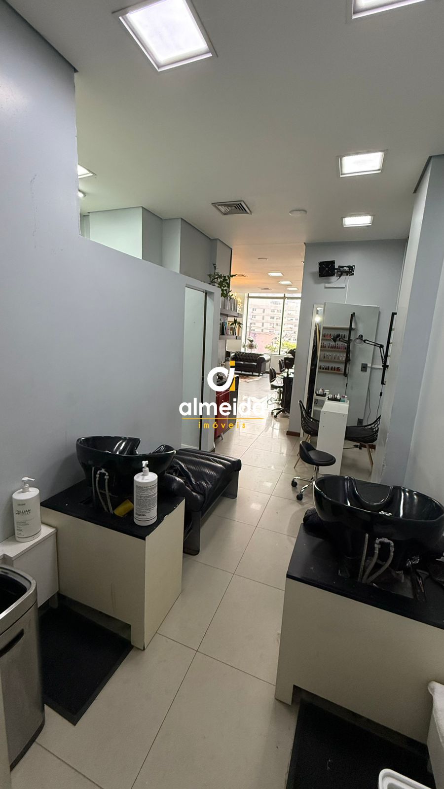 Ampla sala comercial mobiliada no santa maria shopping.