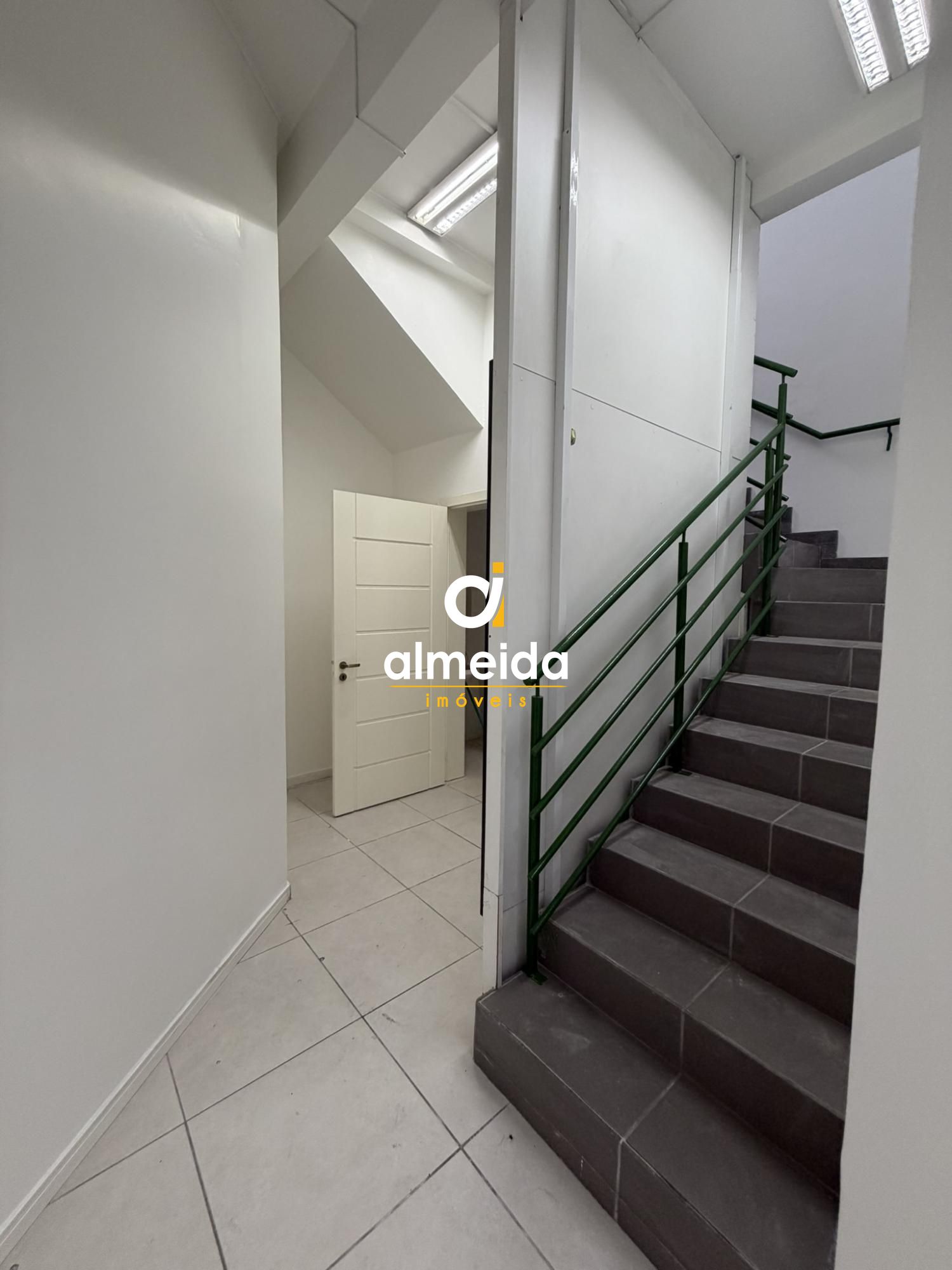 Ampla sala comercial com 2 andares no centro da cidade.