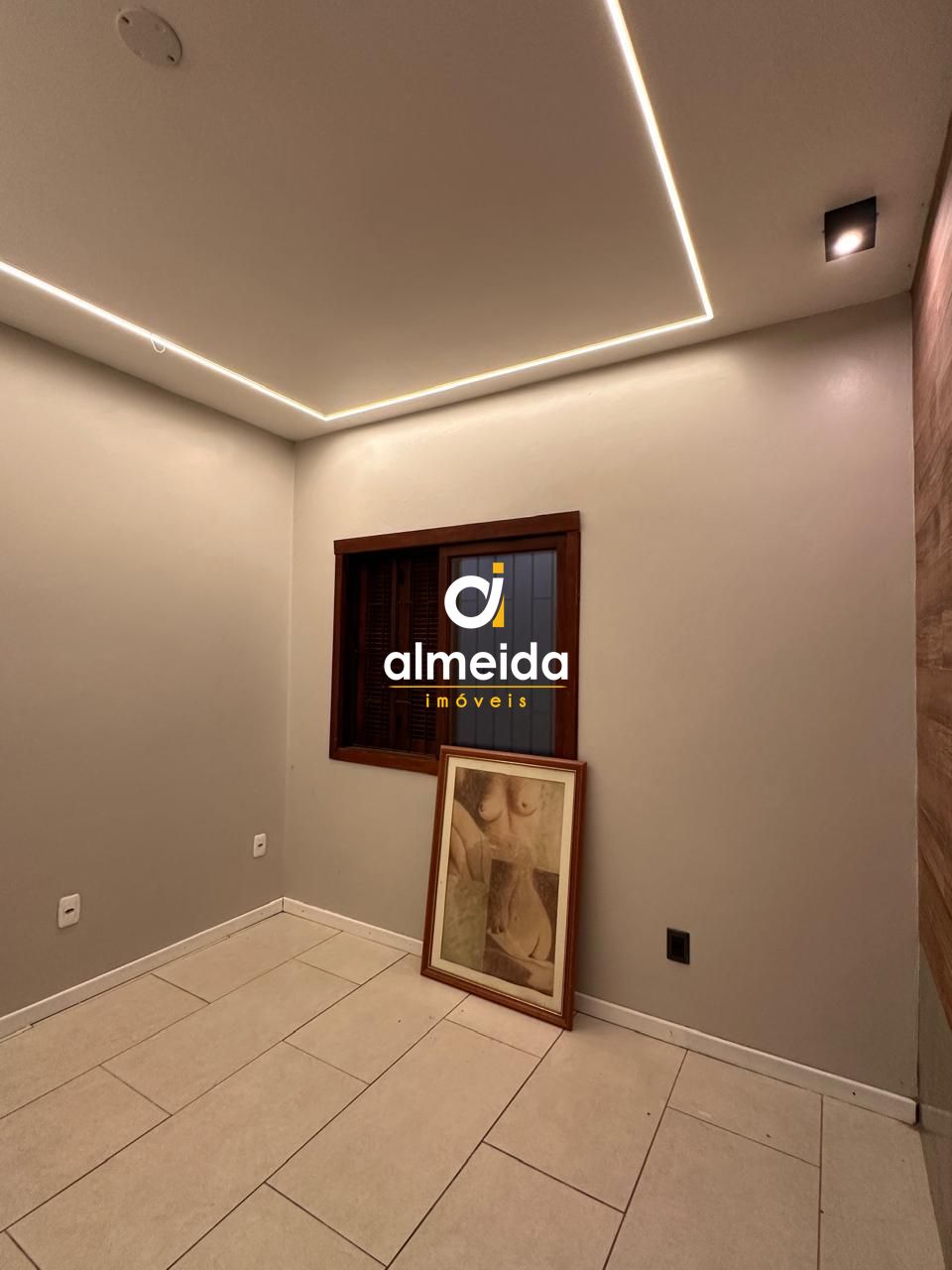 Casa térrea ampla com piscina localização estratégica com fá