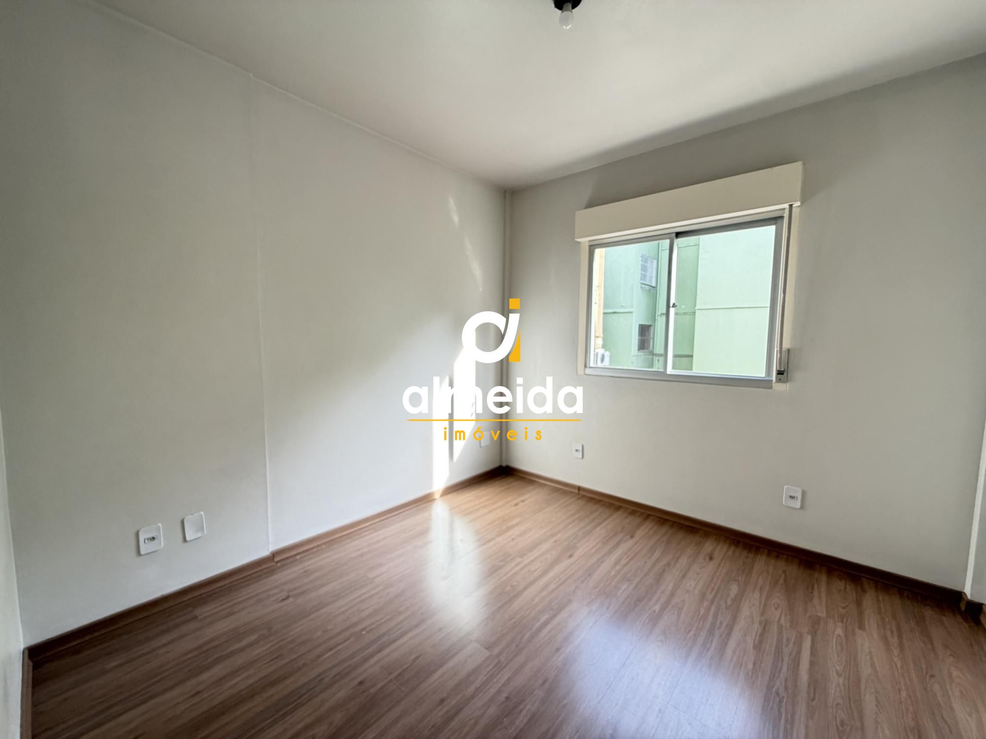 Apartamento 2 quartos, garagem no centro.
