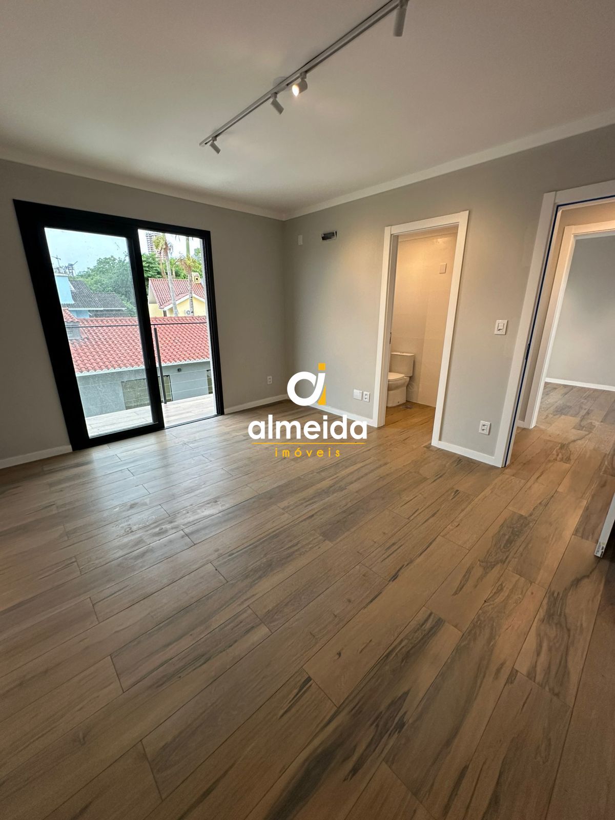 Casa com piscina totalmente reformada alto padrão no bairro 