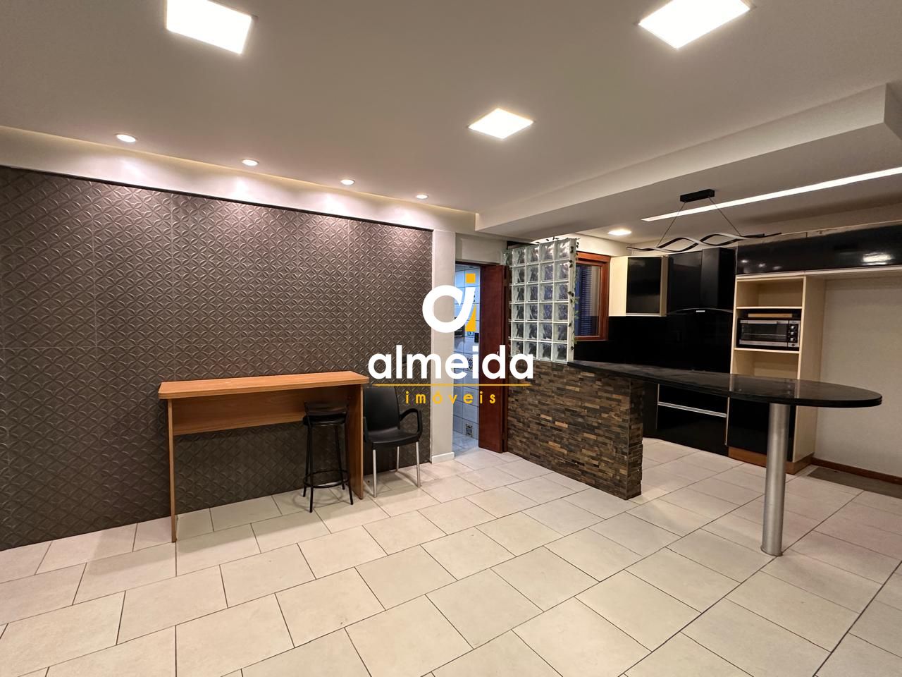 Casa térrea ampla com piscina localização estratégica com fá