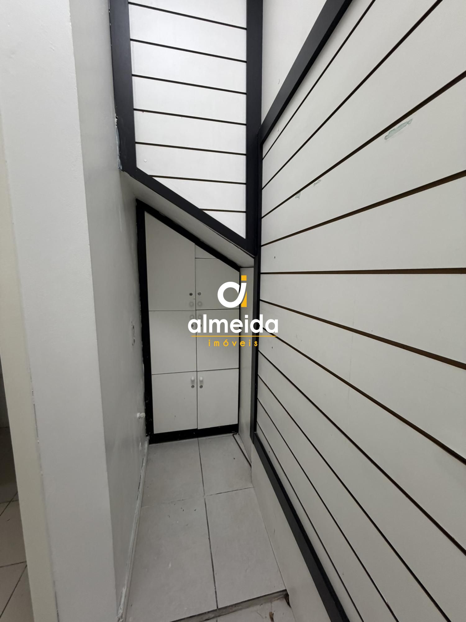 Ampla sala comercial com 2 andares no centro da cidade.