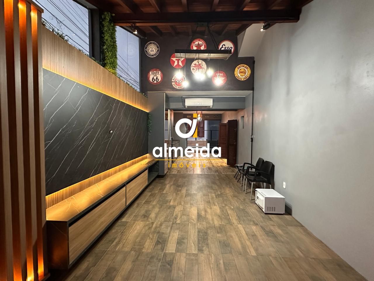 Casa térrea ampla com piscina localização estratégica com fá