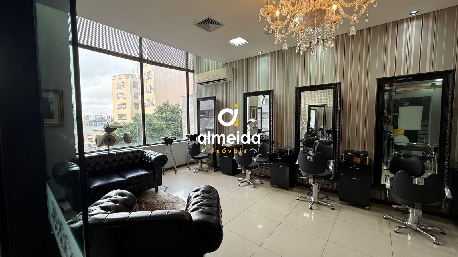 Ampla sala comercial mobiliada no santa maria shopping.