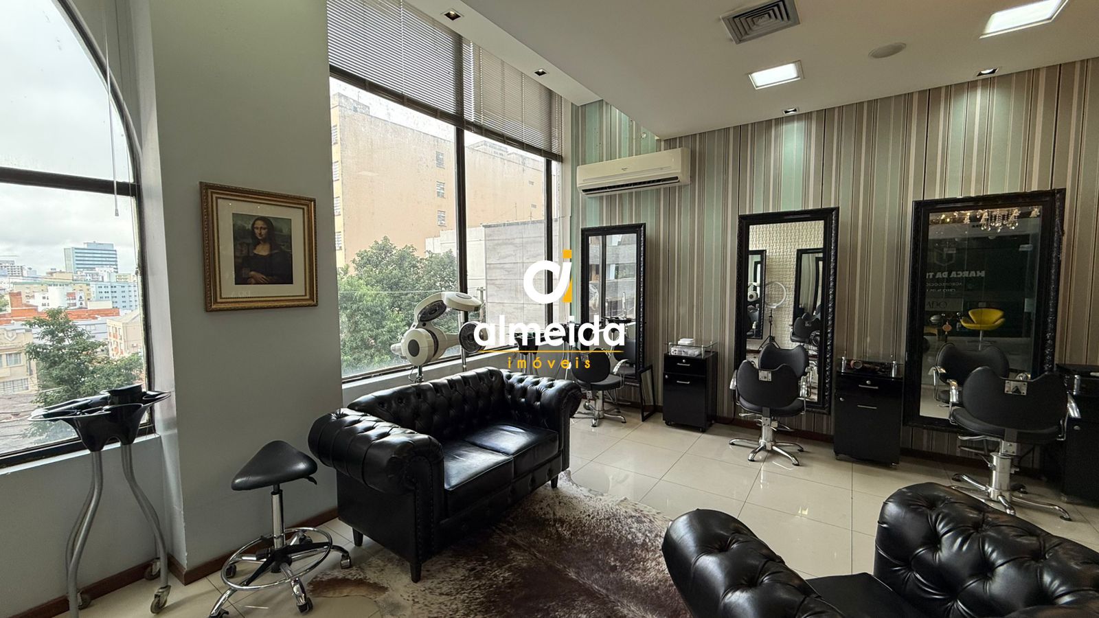 Ampla sala comercial mobiliada no santa maria shopping.