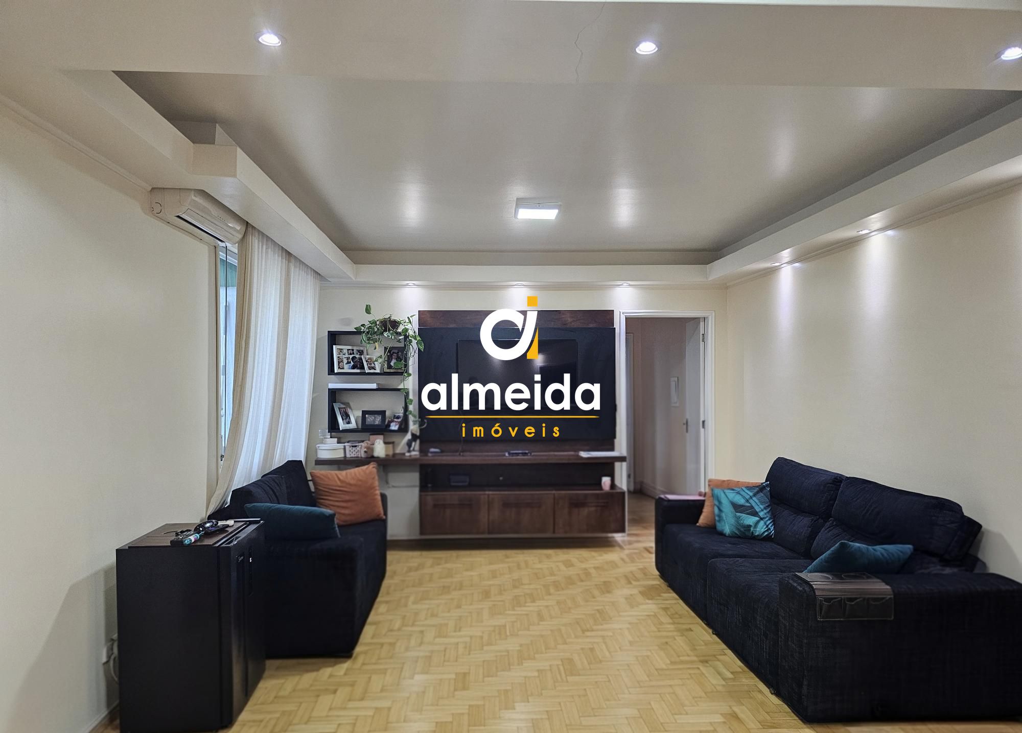 Apartamento amplo de 2 dormitórios no centro de santa maria 