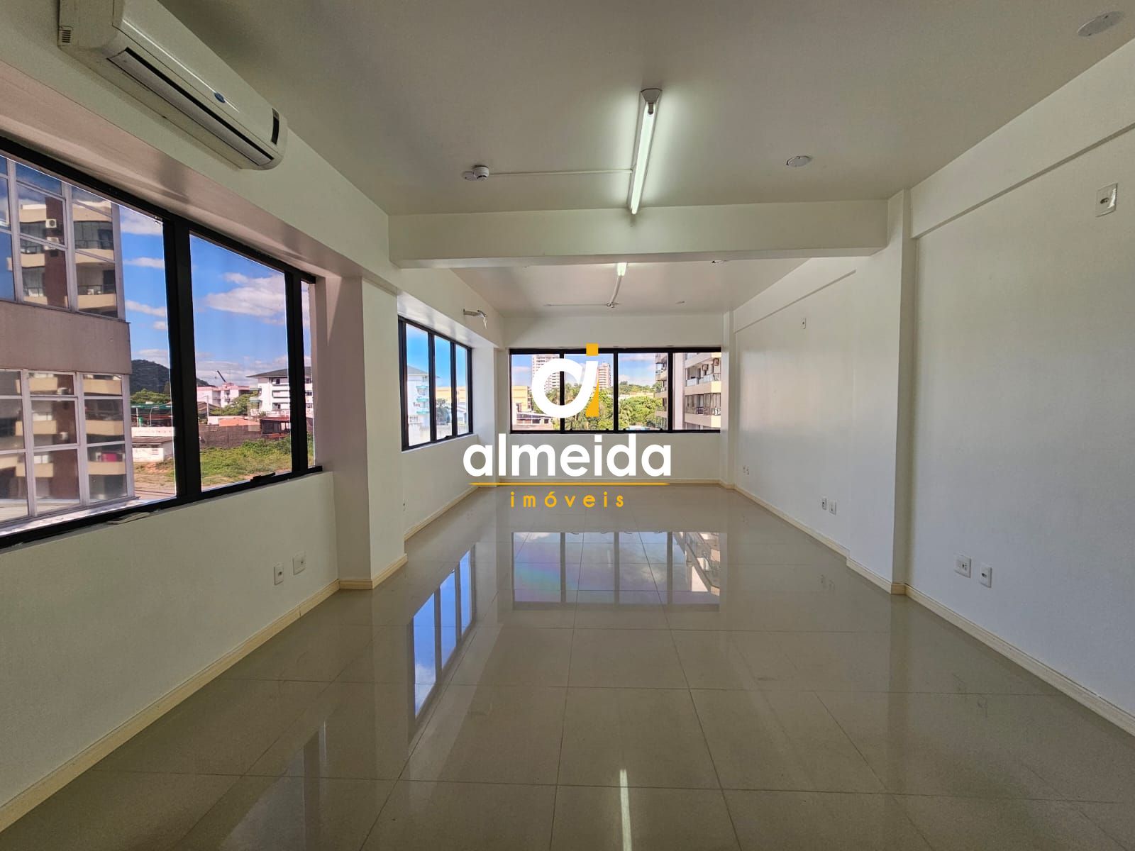 Sala comercial para alugar  no Nossa Senhora das Dores - Santa Maria, RS. Imóveis