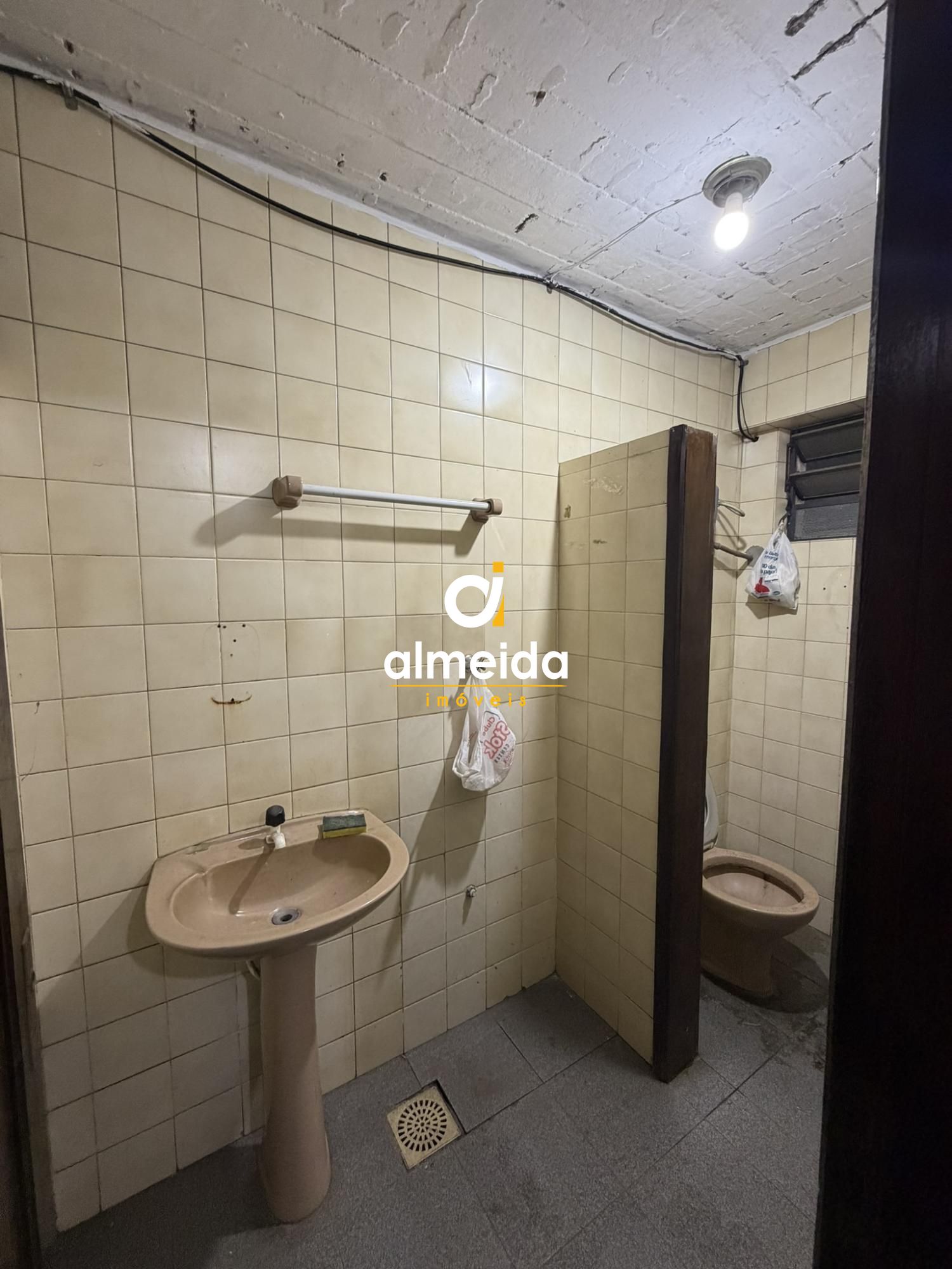 Ampla loja na avenida angelo bolson.