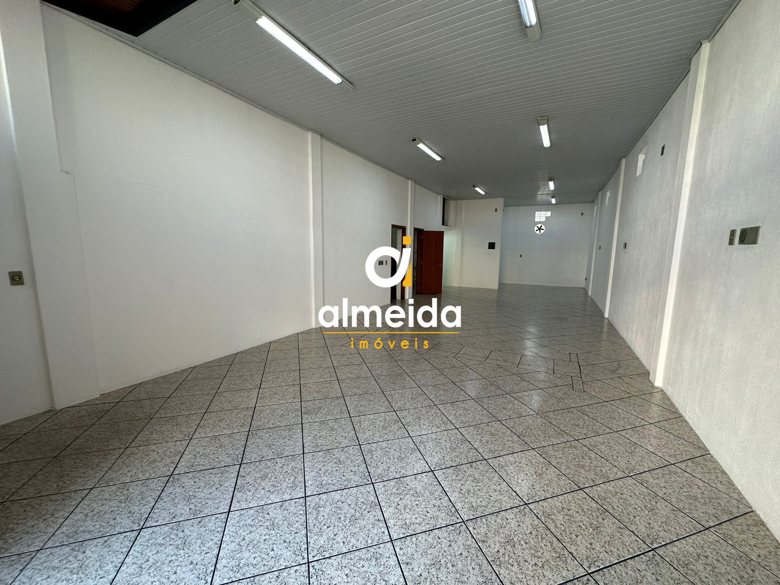 Sala comercial para alugar  no Centro - Santa Maria, RS. Imveis