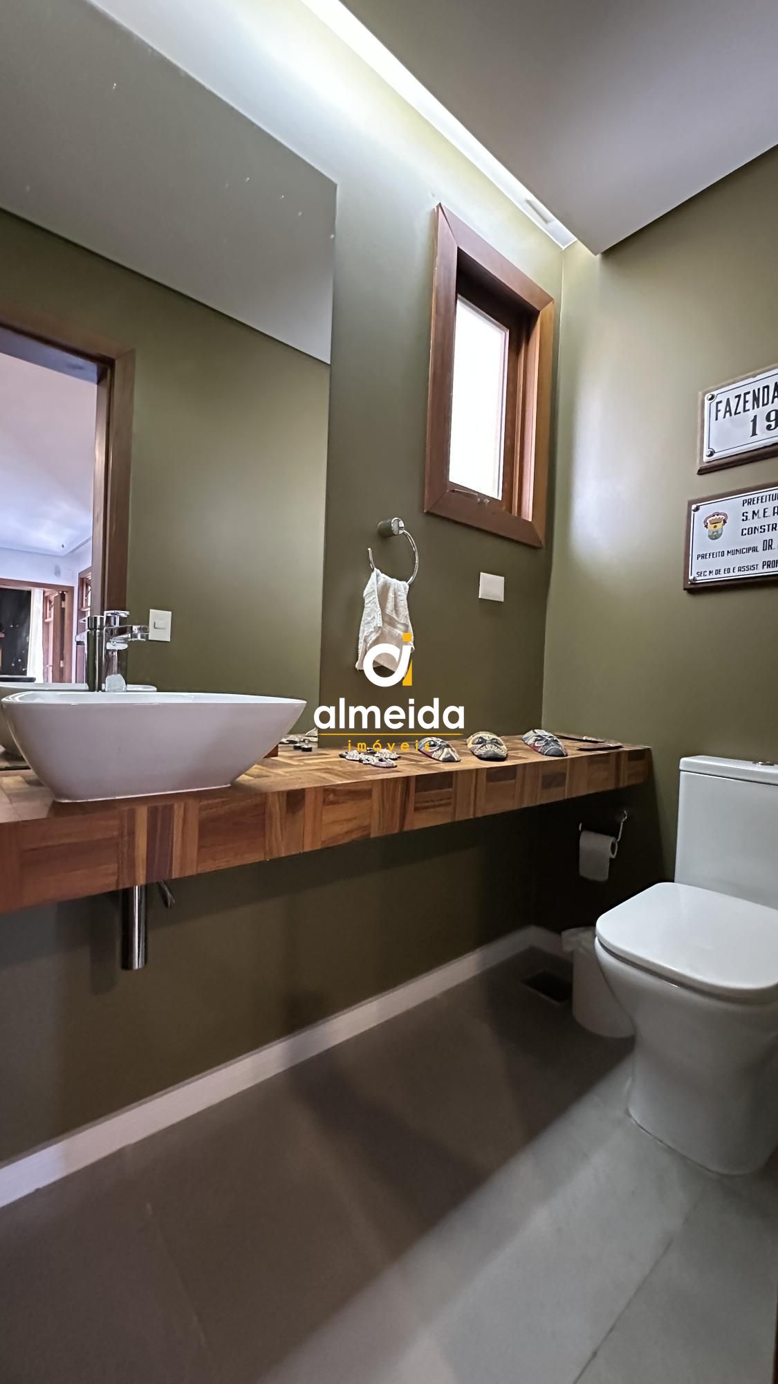 Casa com piscina e linda área verde