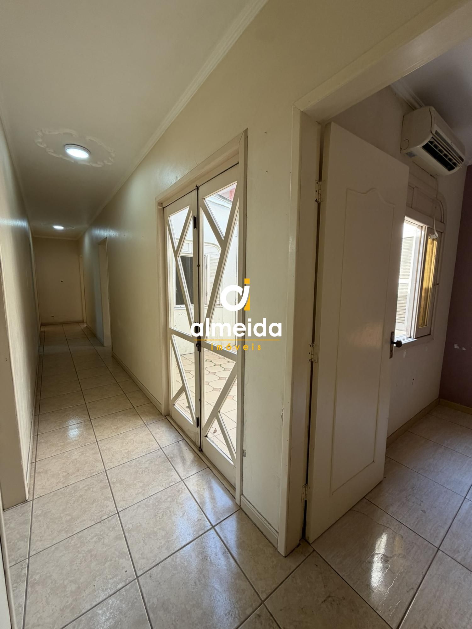 Excelente casa com piscina no bairro duque de caxias.