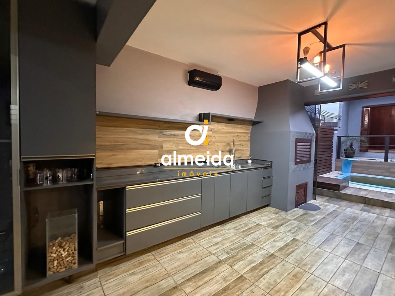 Casa térrea ampla com piscina localização estratégica com fá